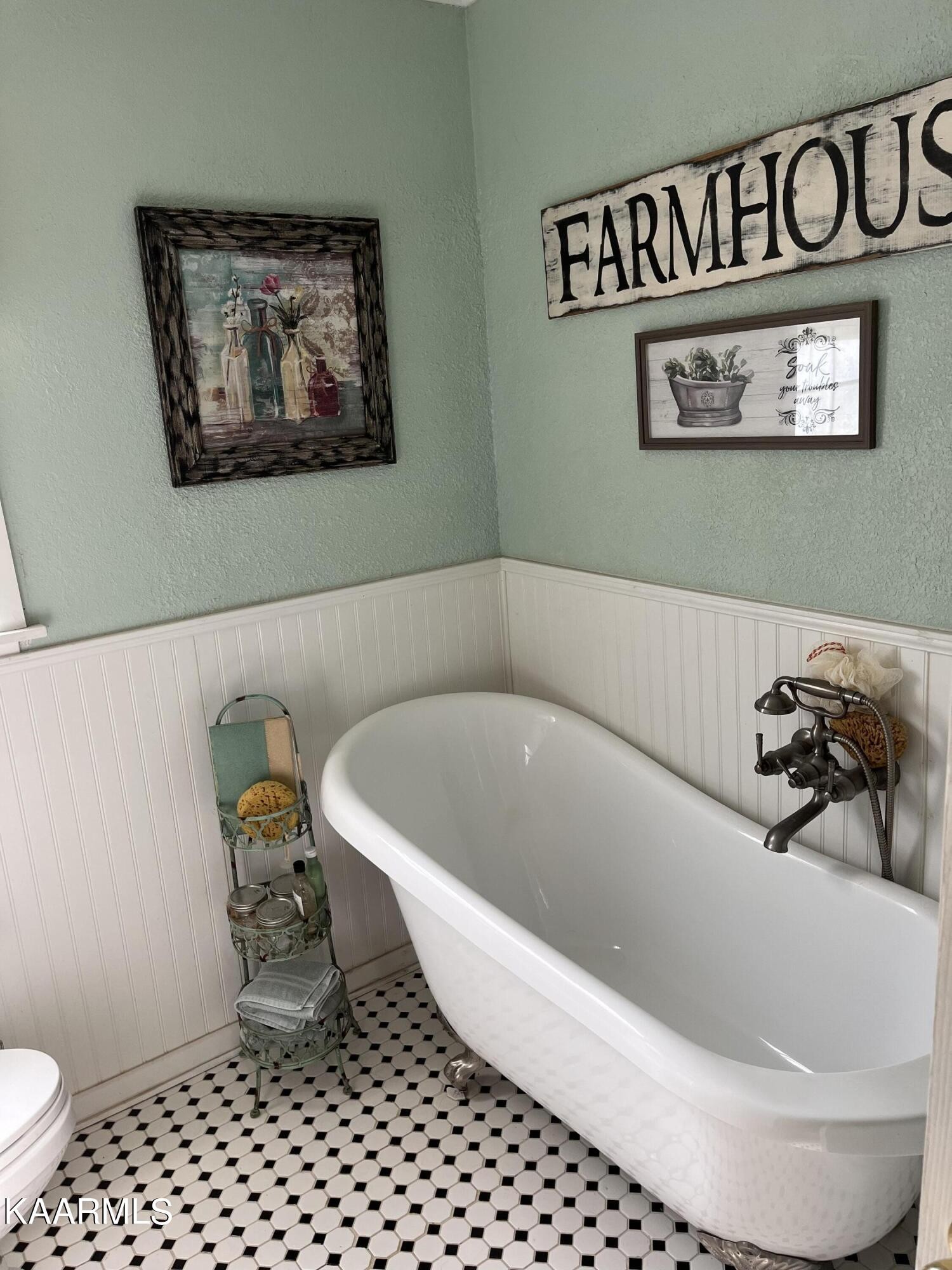 4700 Sunnyside Road Philadelphia, TN 37846 - Photo 12 of 48 a white bath tub sitting next to a toilet