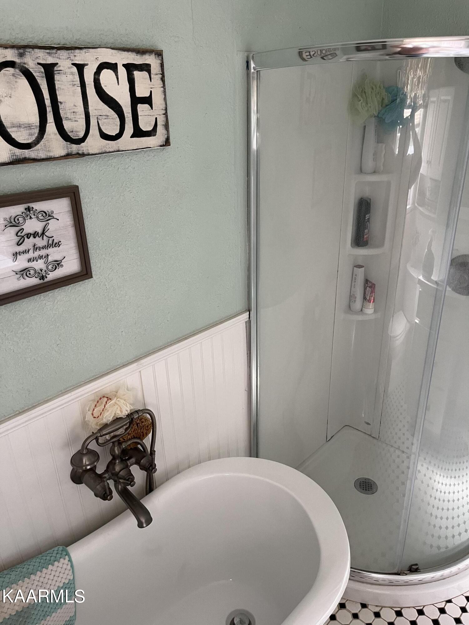 4700 Sunnyside Road Philadelphia, TN 37846 - Photo 14 of 48 a bathroom with a bathtub and shower