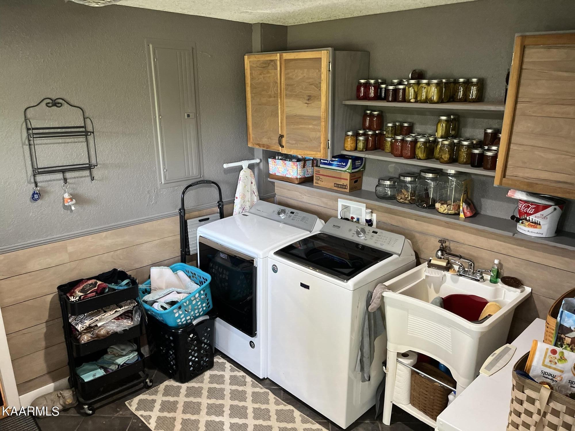 4700 Sunnyside Road Philadelphia, TN 37846 - Photo 16 of 48 a kitchen that has a sink and a stove in it