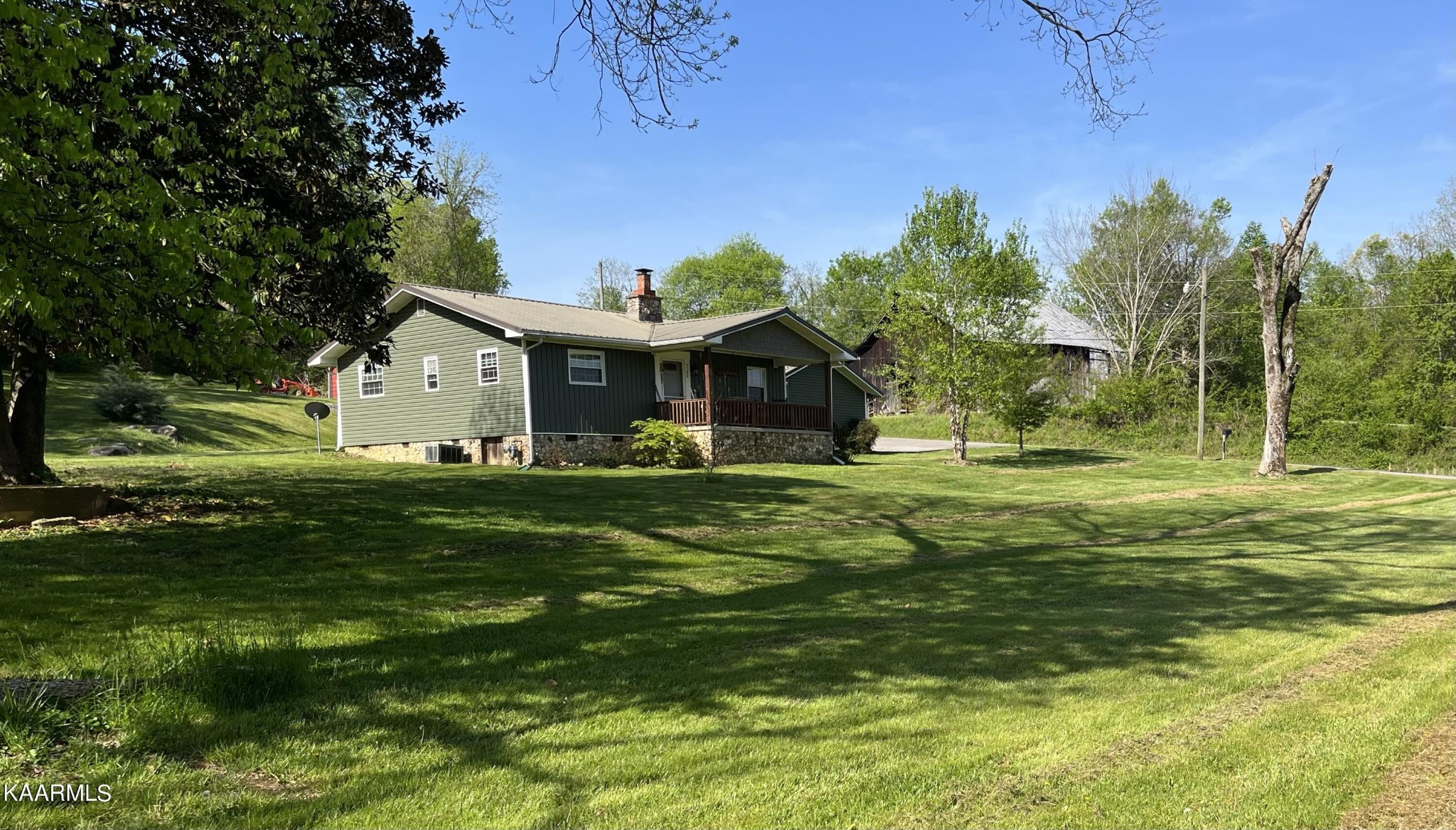 4700 Sunnyside Road Philadelphia, TN 37846 - Photo 2 of 48 a front view of a house with a garden