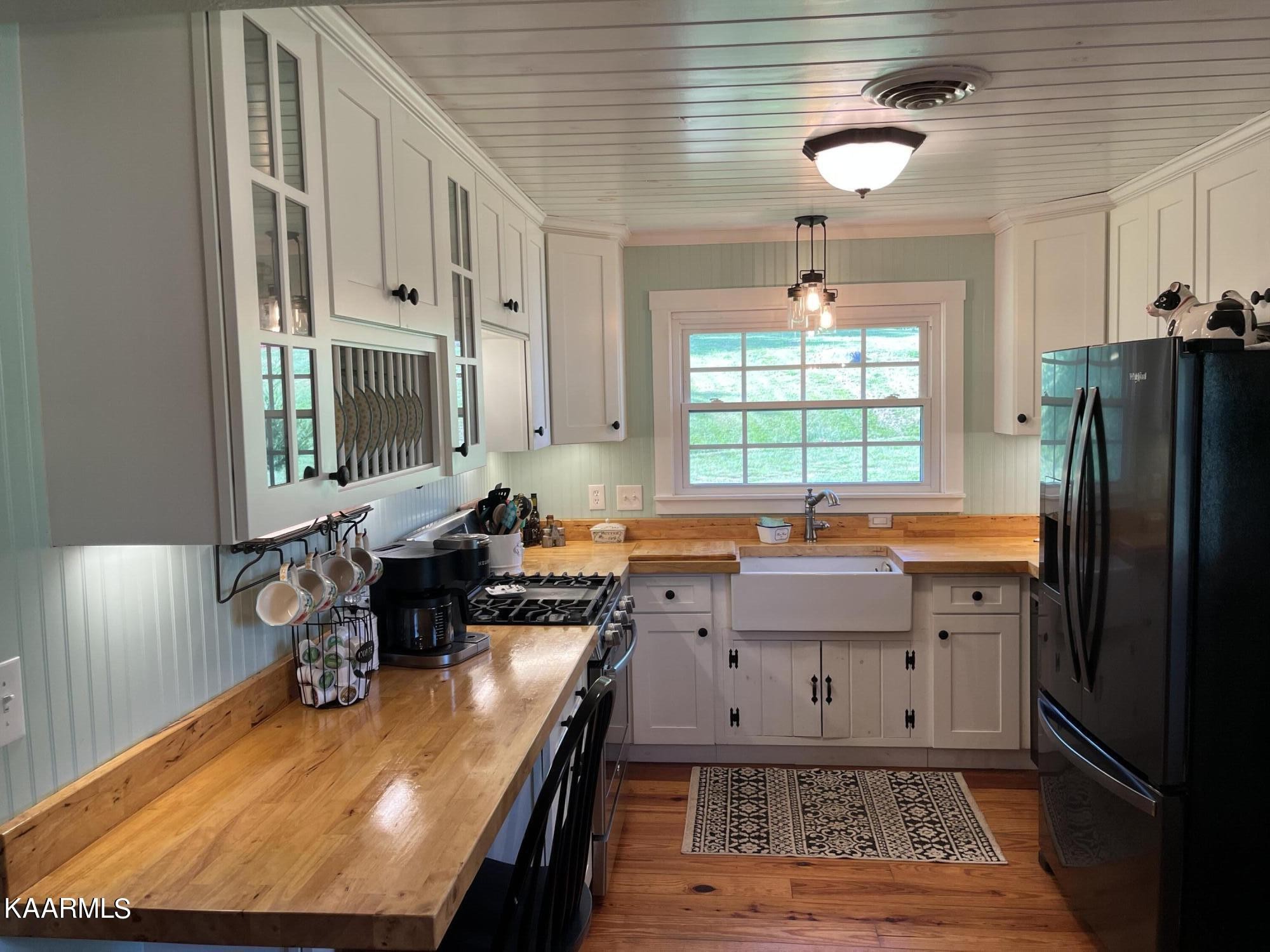 4700 Sunnyside Road Philadelphia, TN 37846 - Photo 3 of 48 a kitchen with granite countertop a stove a sink and a refrigerator