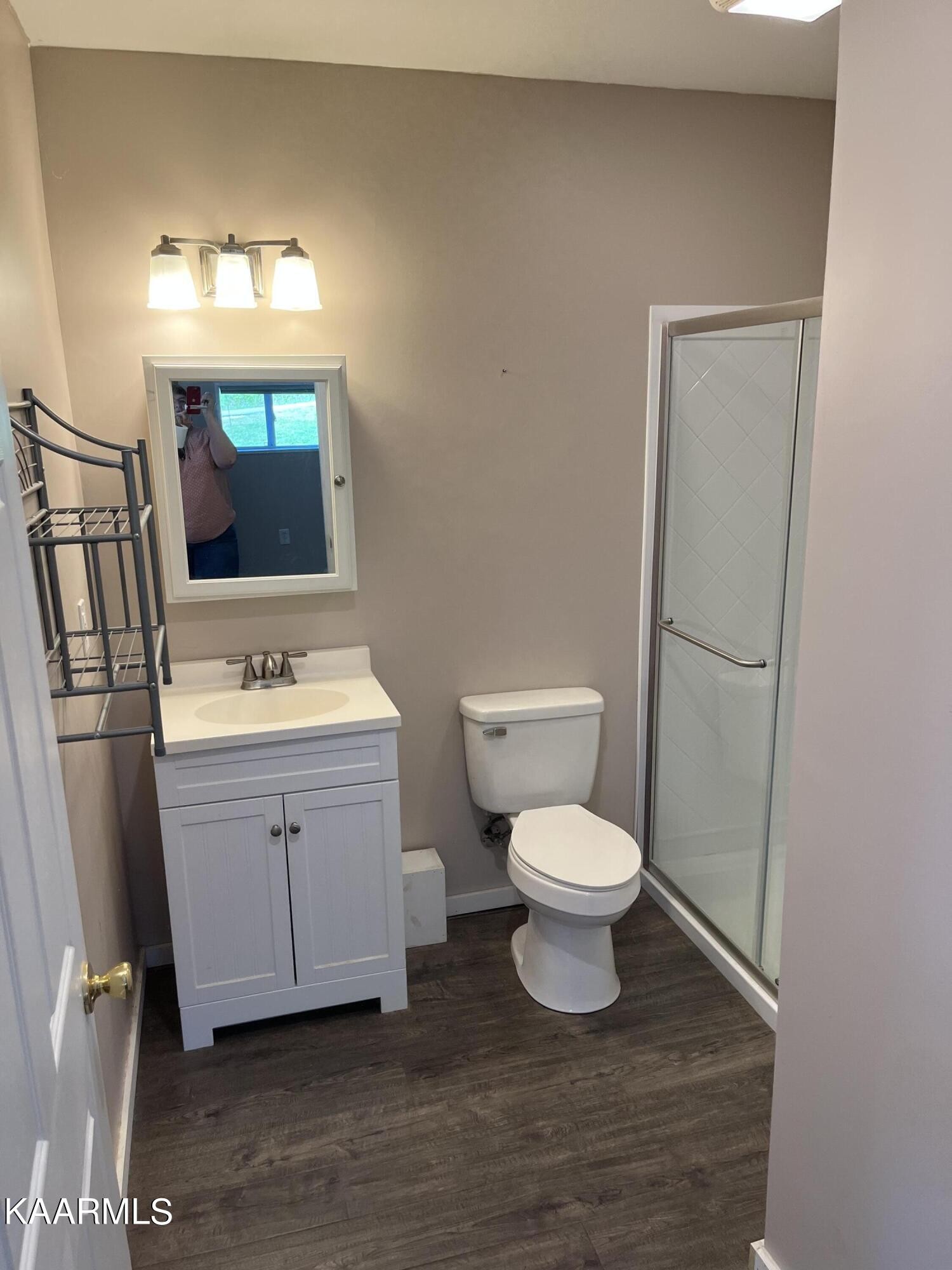 4700 Sunnyside Road Philadelphia, TN 37846 - Photo 31 of 48 a bathroom with a toilet sink and mirror