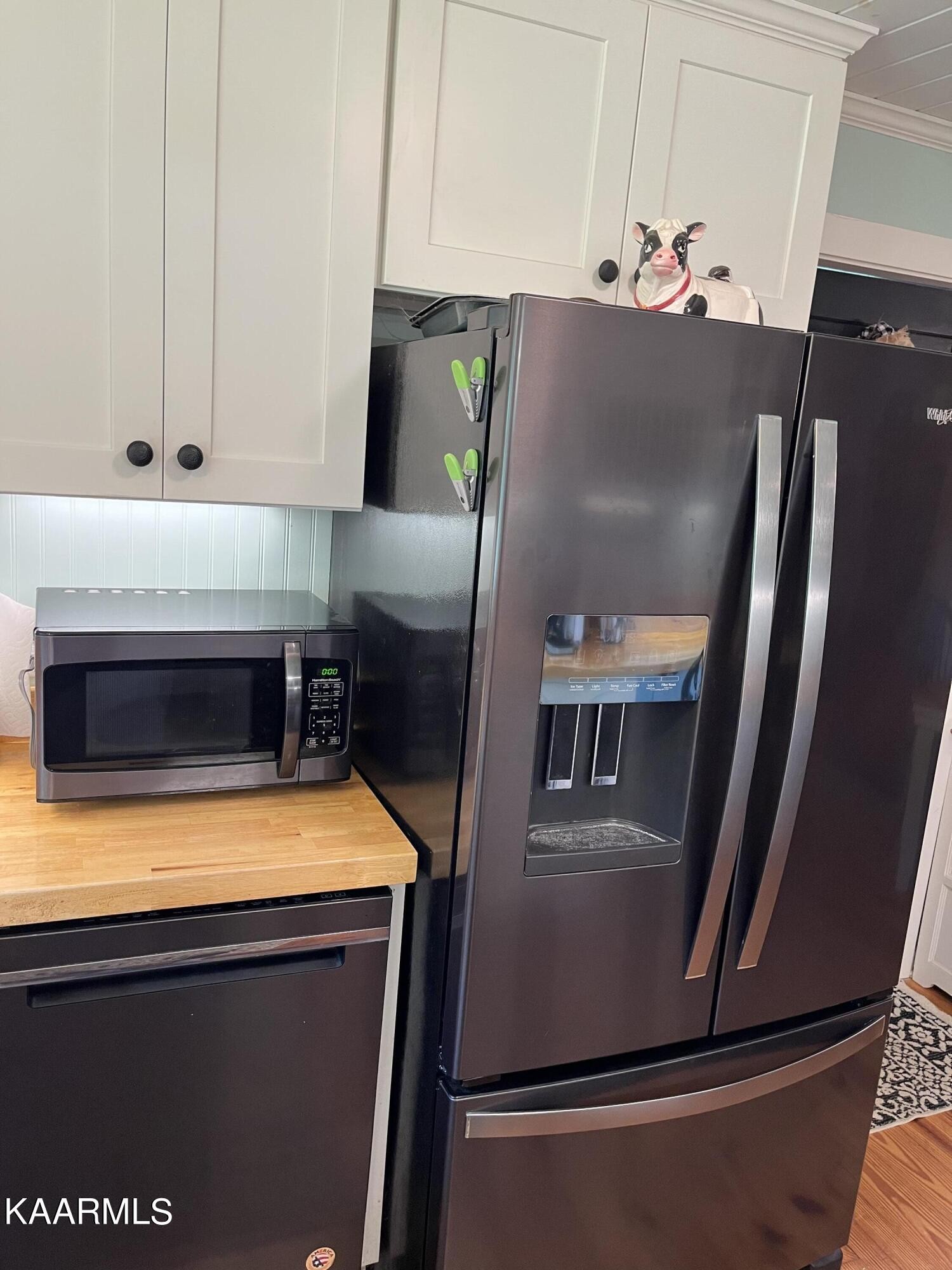 4700 Sunnyside Road Philadelphia, TN 37846 - Photo 8 of 48 a kitchen with metallic refrigerator and a microwave