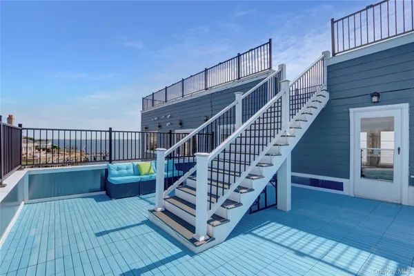 a view of sitting area with furniture