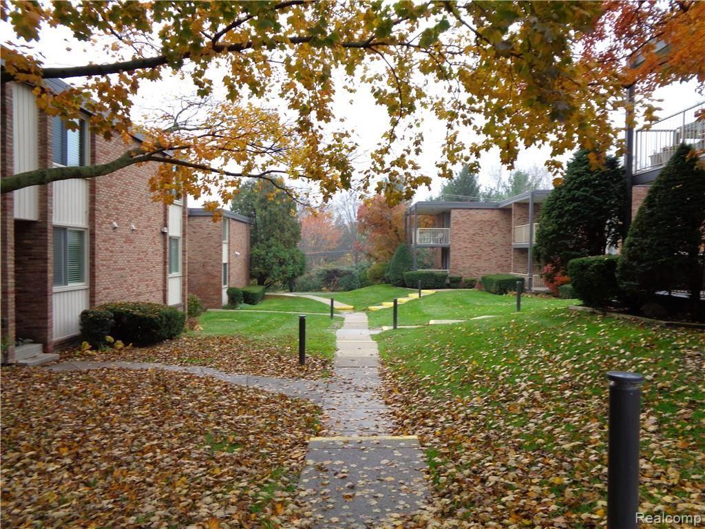 4049 West Maple Road, Unit 105 Bloomfield Hills, MI 48301 - Photo 1 of 14 4049 W Maple_01.JPG