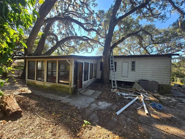 a view of a house with backyard