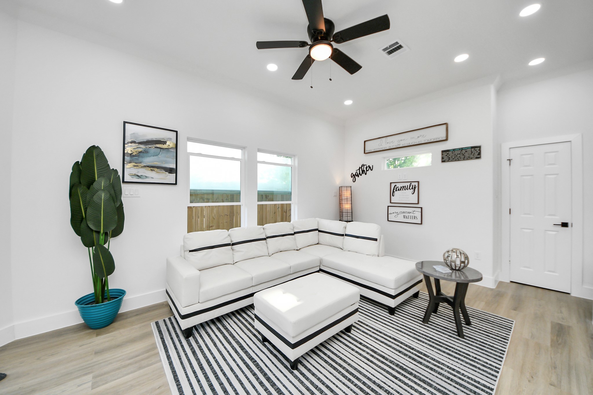 9305 Jutland Road Houston, TX 77033 - Photo 5 of 41 a living room with furniture and a window