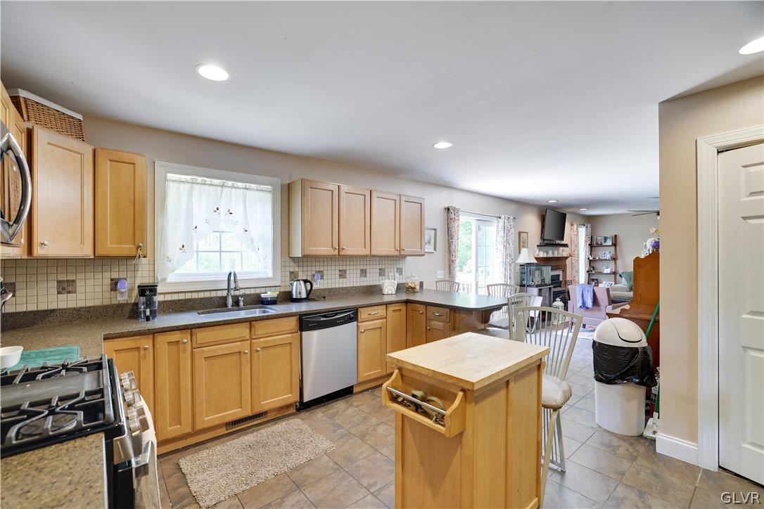 625 Buckle Boot Road Henryville, PA 18332 - Photo 8 of 40 a kitchen that has a sink and a stove in it