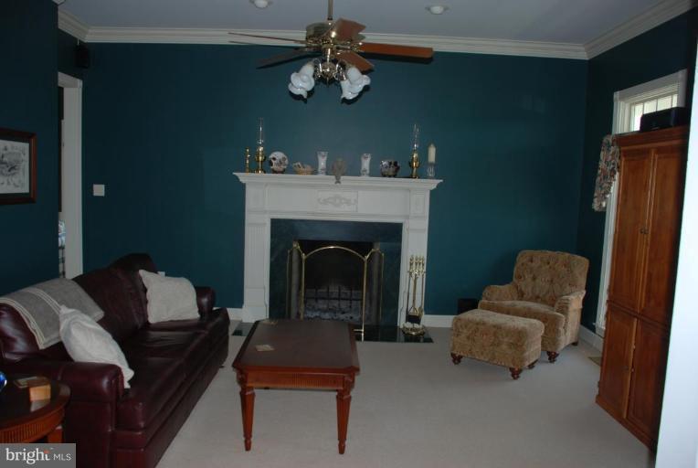 826 Valley Road Knoxville, MD 21758 - Photo 2 of 17 Living Room