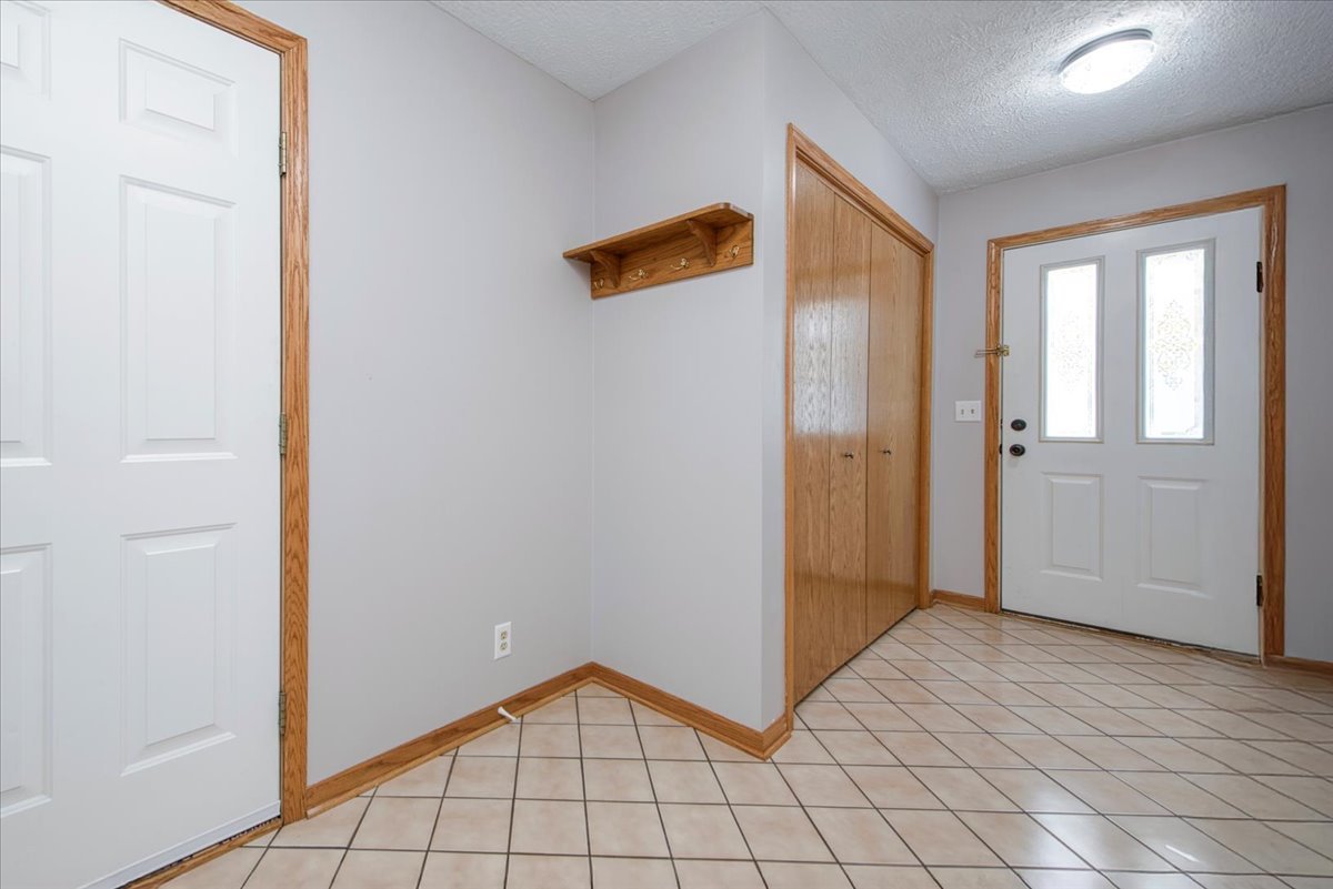 480 South Peace Road Sycamore, IL 60178 - Photo 2 of 22 an empty room with windows and closet