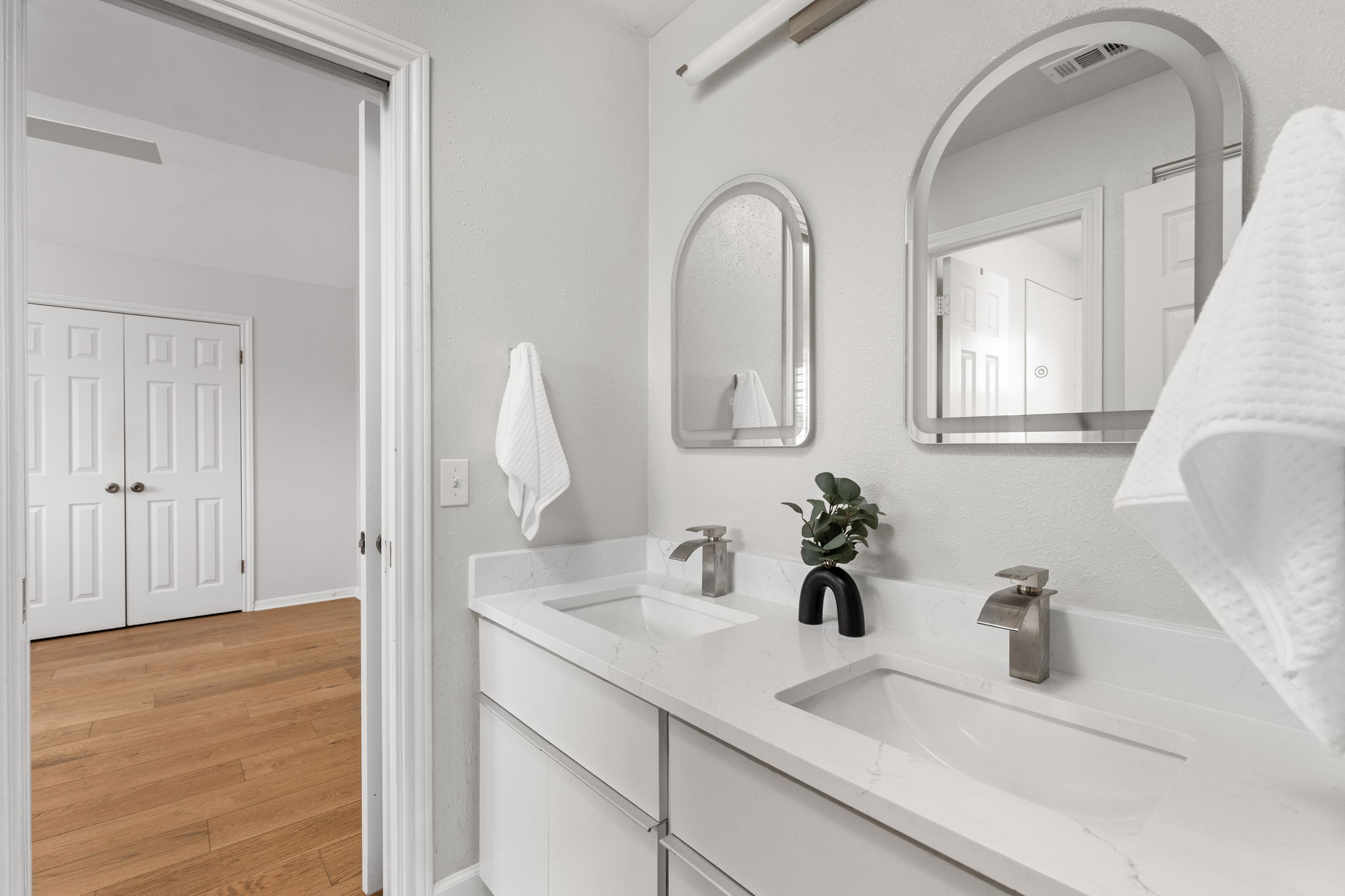 2807 Round Table Road Austin, TX 78746 - Photo 27 of 40 Upper level bathroom 2