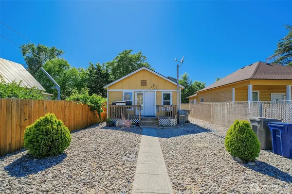 a view of a house with a backyard