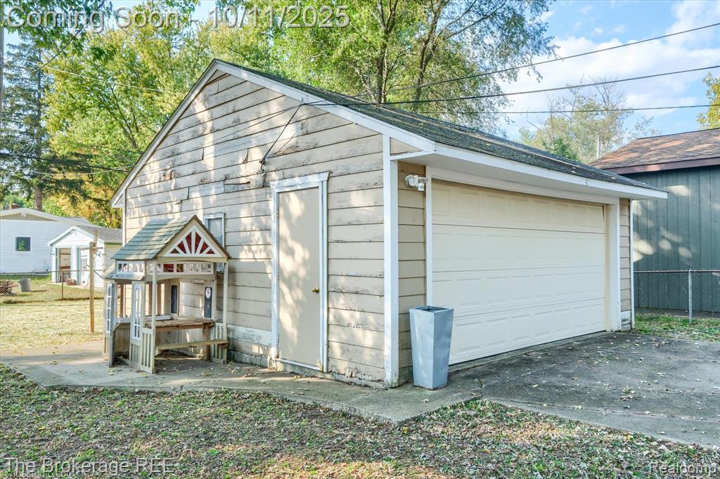 5241 Drayton Road Clarkston, MI 48346 - Photo 4 of 39 Gallery Image 4
