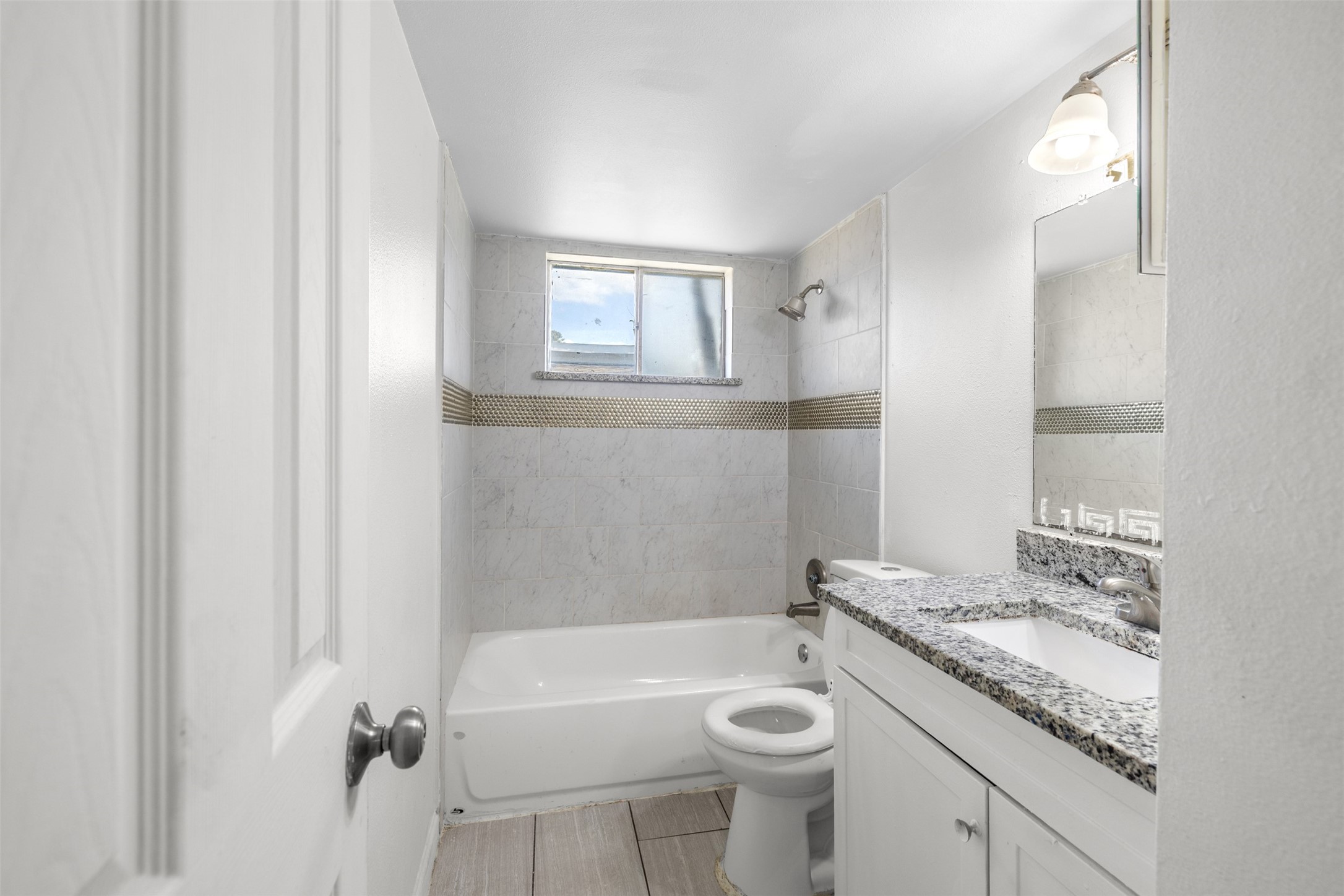 9802 Lum Lane Houston, TX 77078 - Photo 12 of 45 Primary bathroom in main home