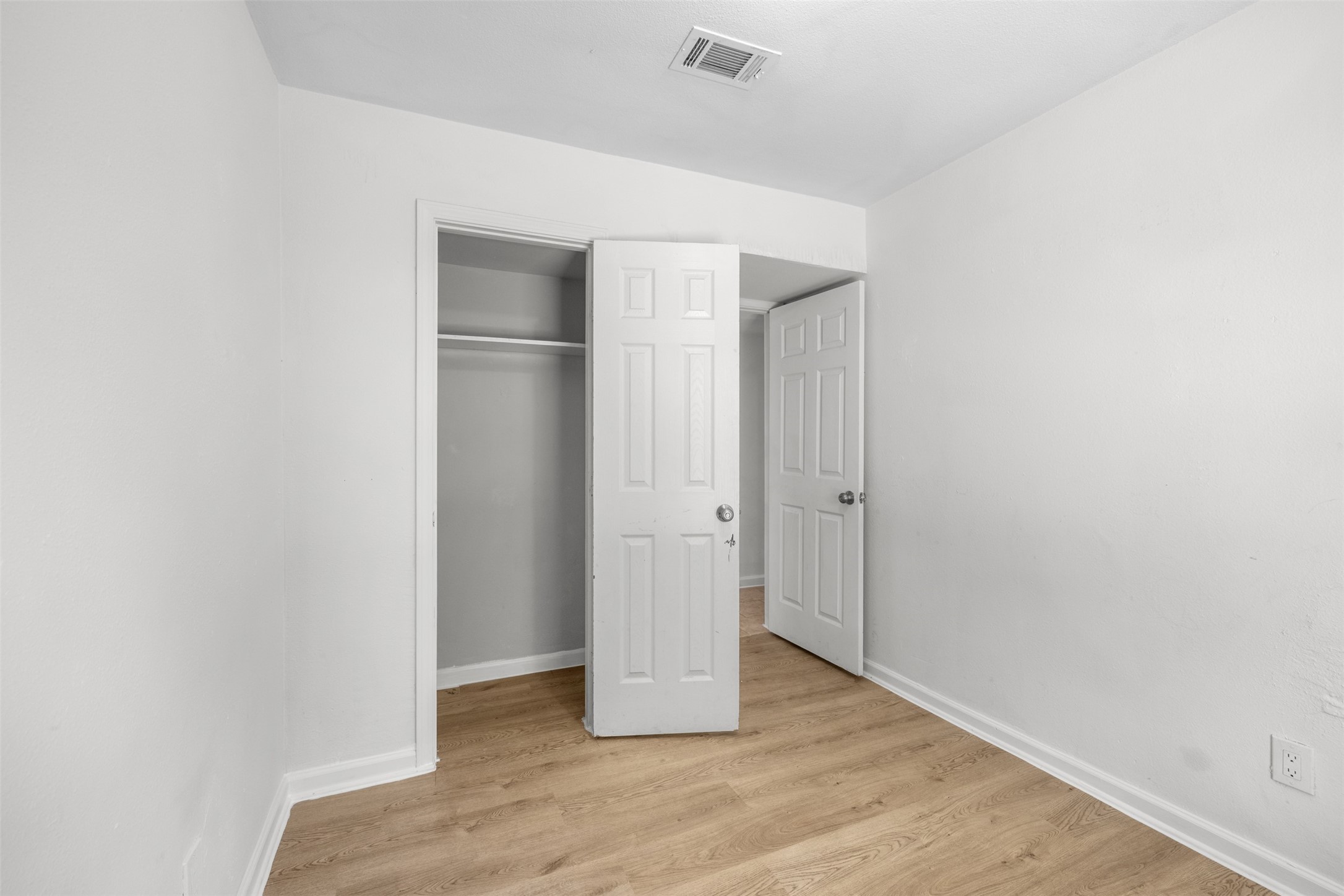 9802 Lum Lane Houston, TX 77078 - Photo 16 of 45 3rd bedroom facing the closet and hallway