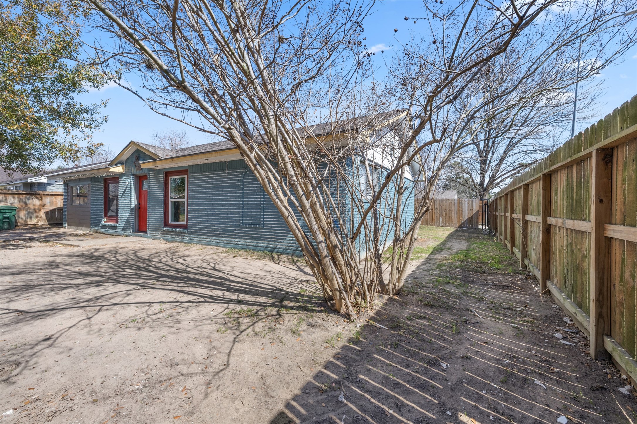 9802 Lum Lane Houston, TX 77078 - Photo 25 of 45 Right side view of main home, straight ahead lies the entry point in between primary and guest home!