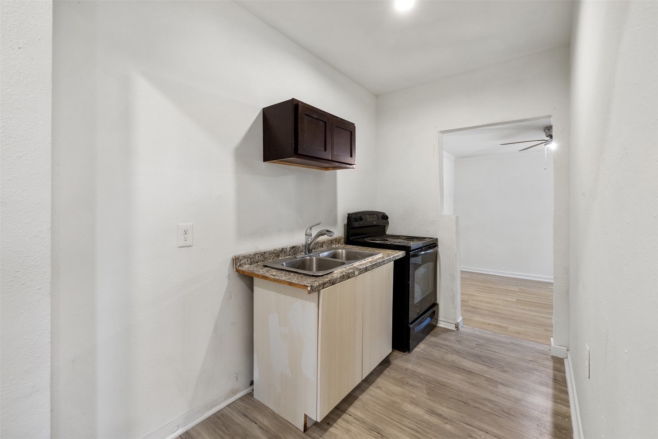 9802 Lum Lane Houston, TX 77078 - Photo 32 of 45 Kitchen in guest house