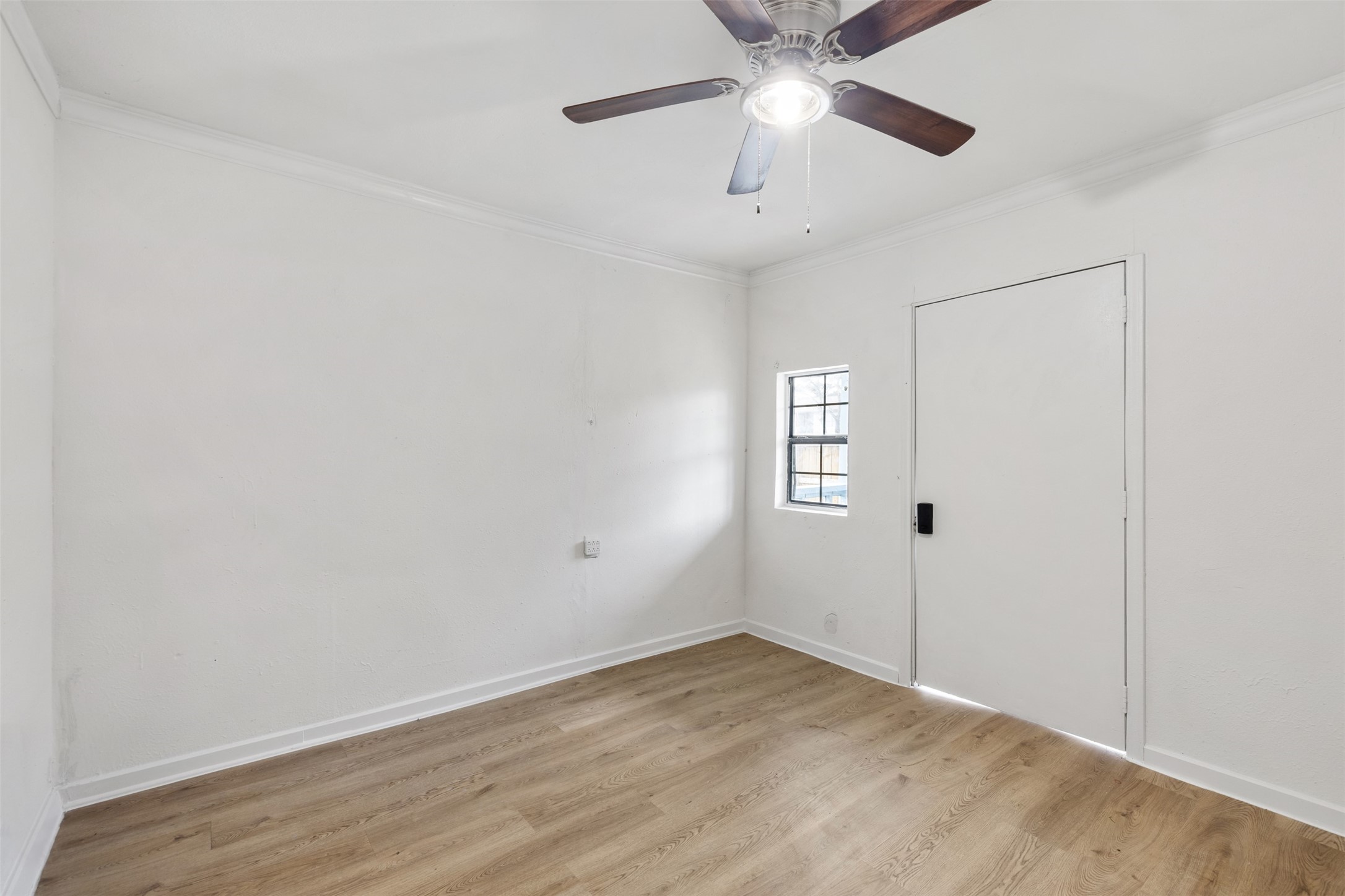 9802 Lum Lane Houston, TX 77078 - Photo 34 of 45 Living area in the guest house