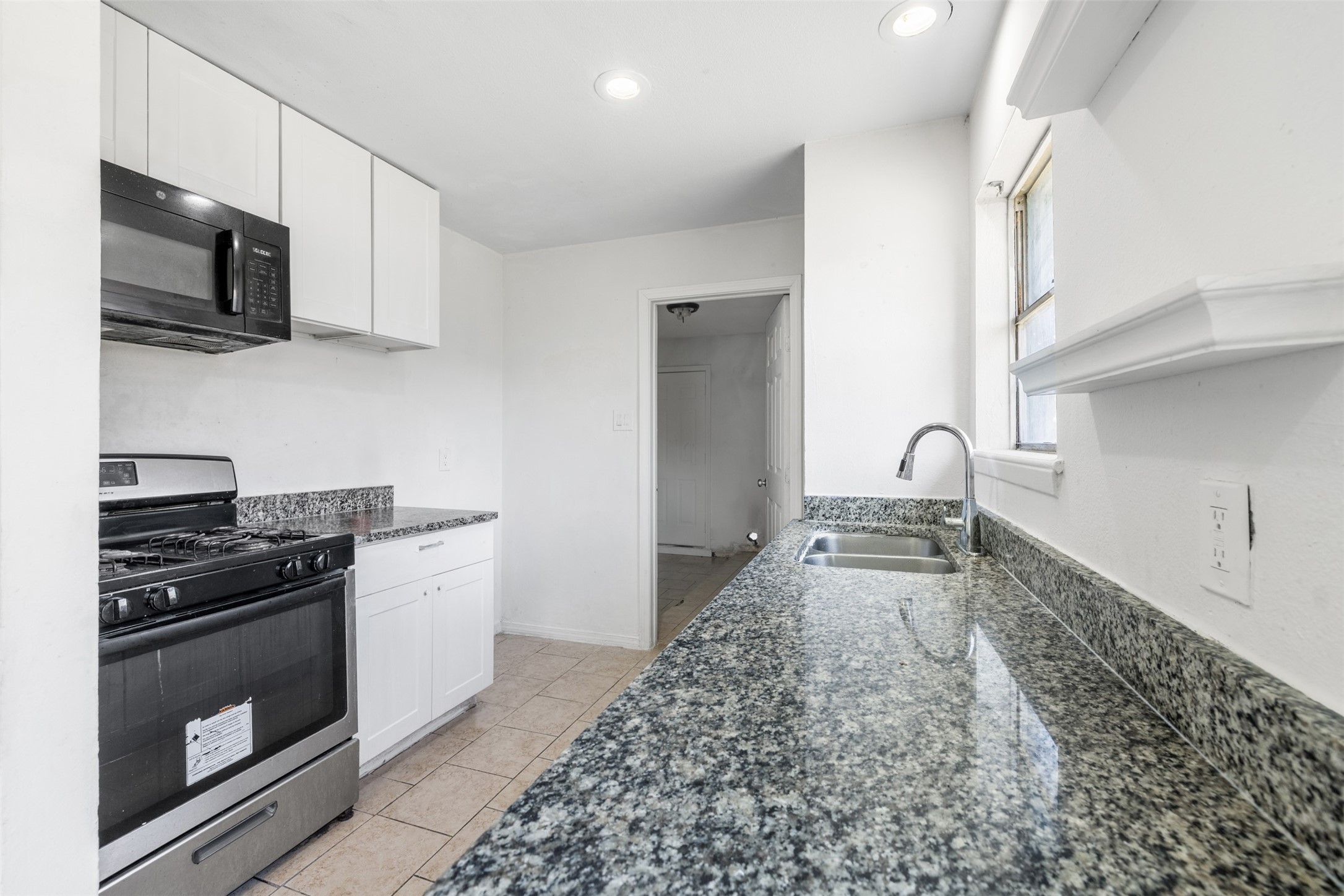 9802 Lum Lane Houston, TX 77078 - Photo 8 of 45 Granite counter tops in kitchen! Facing Washer/dryer room