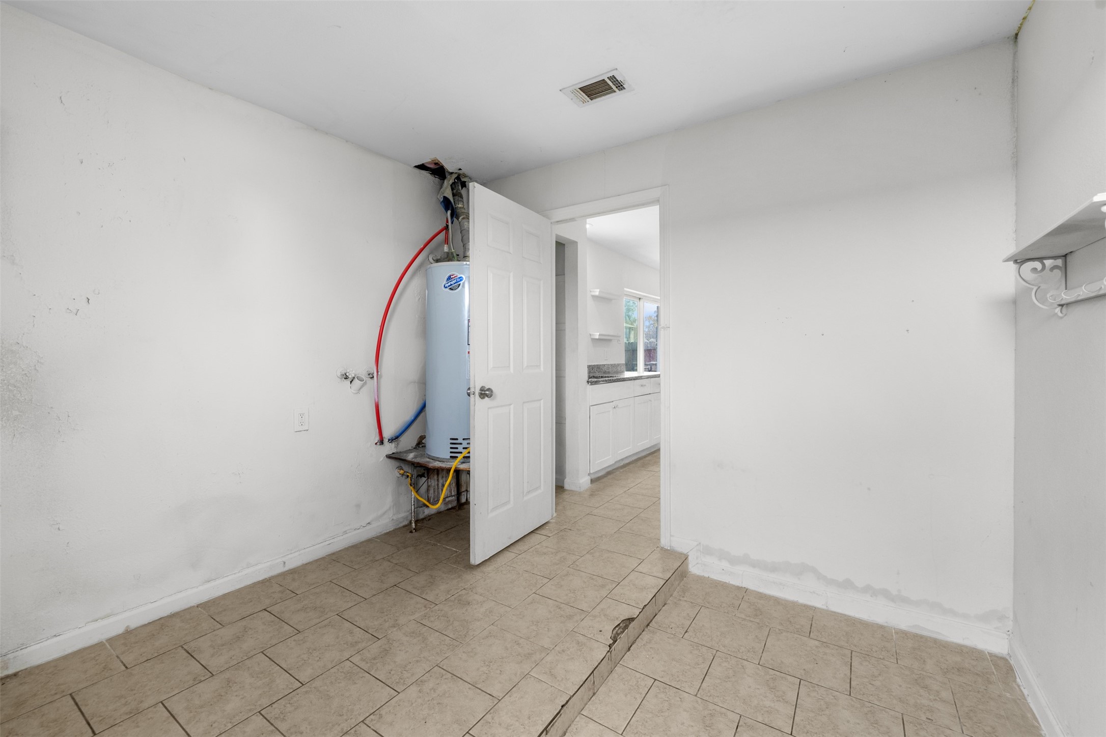 9802 Lum Lane Houston, TX 77078 - Photo 10 of 45 Washer and Dryer room facing the kitchen