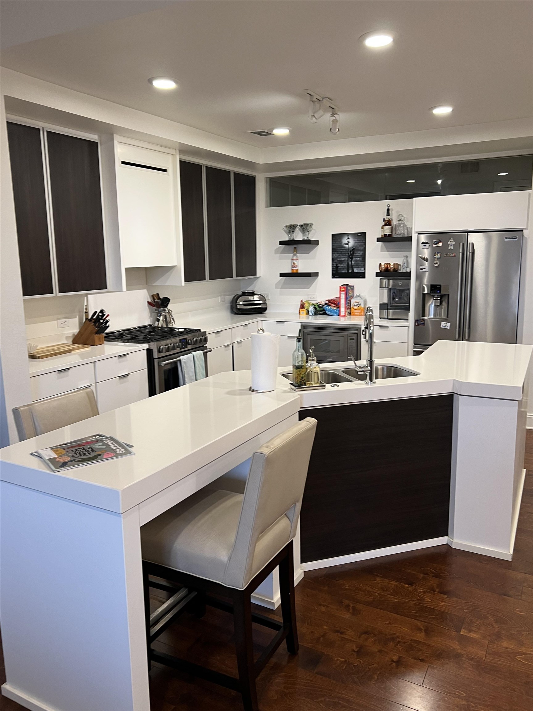 717 Riverside Drive, Unit 505 Memphis, TN 38103 - Photo 11 of 24 a kitchen with a dining table chairs and refrigerator