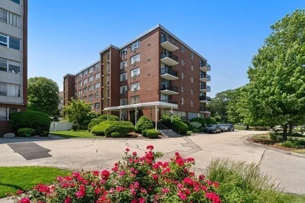 $3,000 | 20 Hammond Pond Parkway, Unit 302, Chestnut Hill, MA 02467