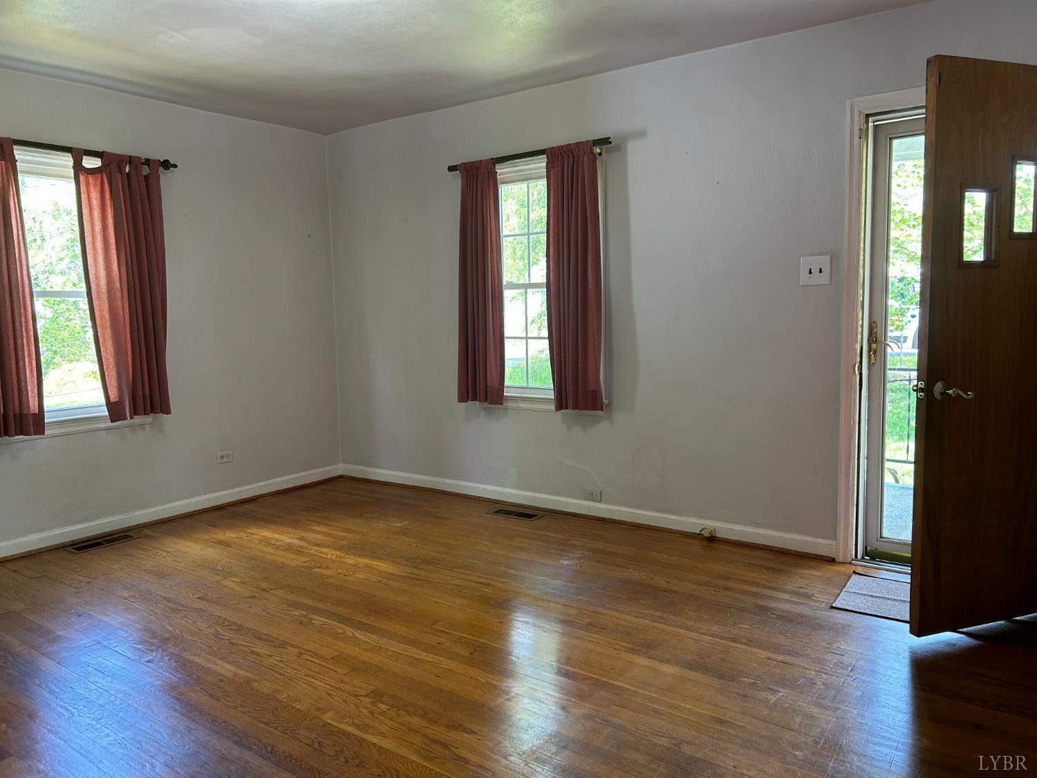 1153 Stratford Road Lynchburg, VA 24502 - Photo 5 of 24 Living Room
