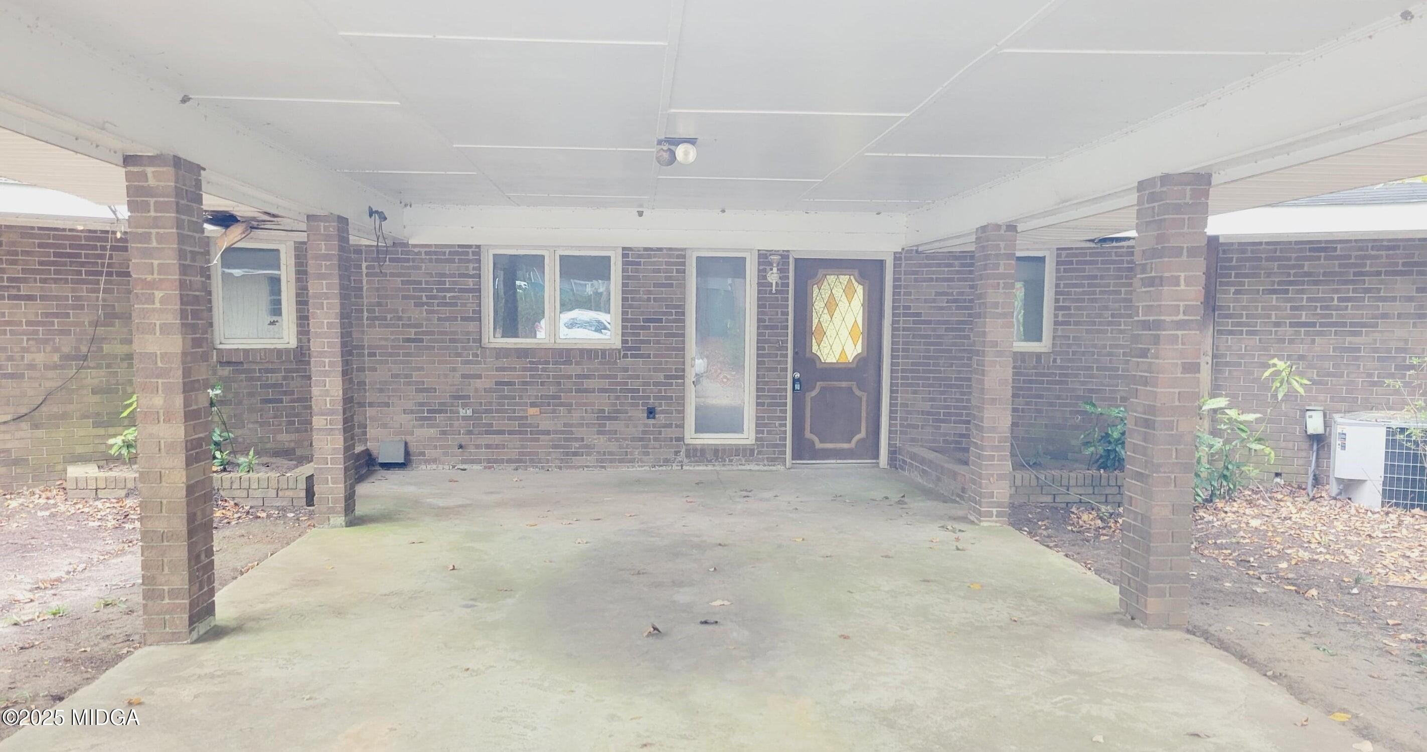 900 South Plantation Parkway Macon, GA 31220 - Photo 43 of 61 en empty room with windows