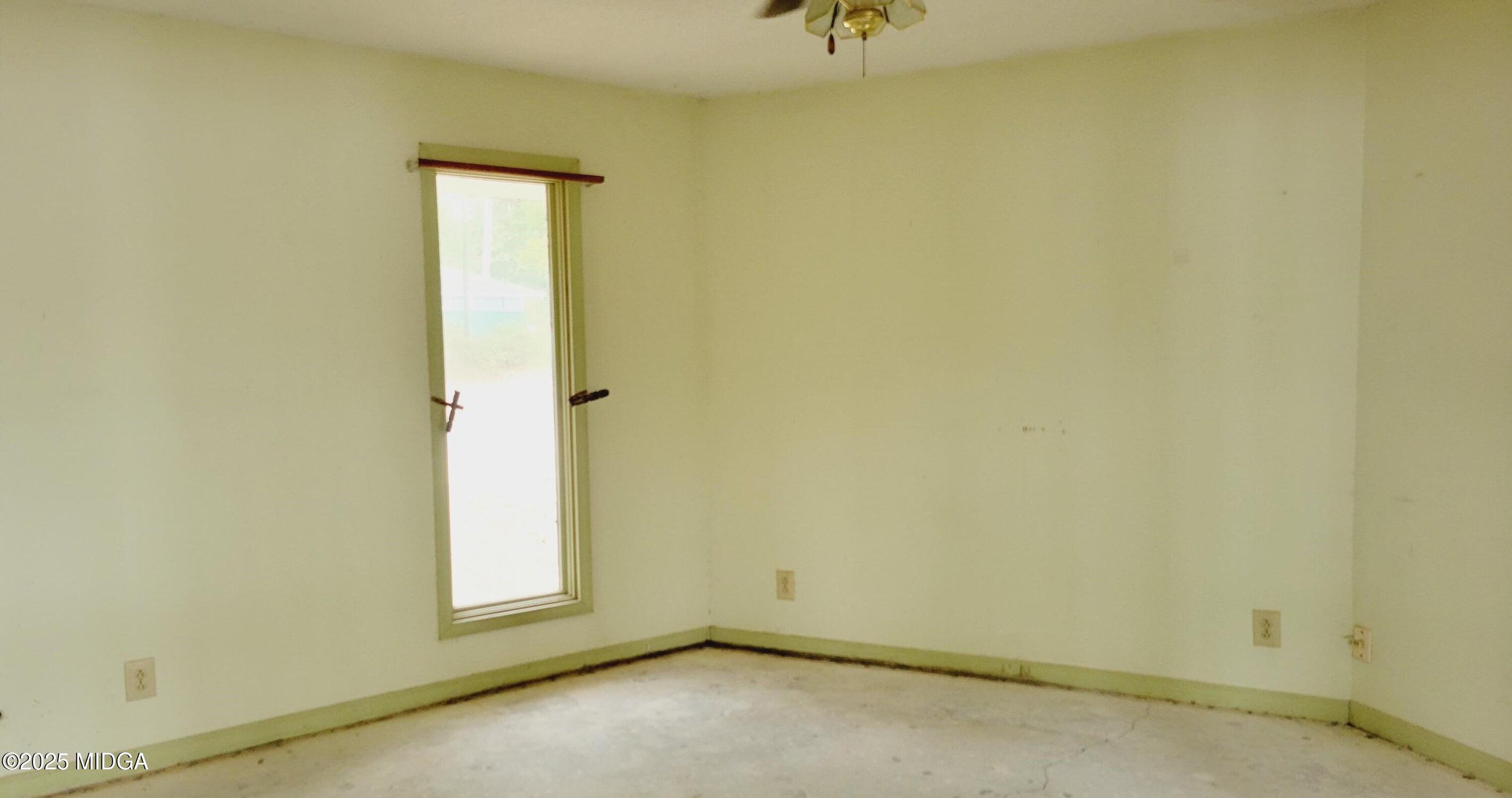 900 South Plantation Parkway Macon, GA 31220 - Photo 51 of 61 an empty room with a window