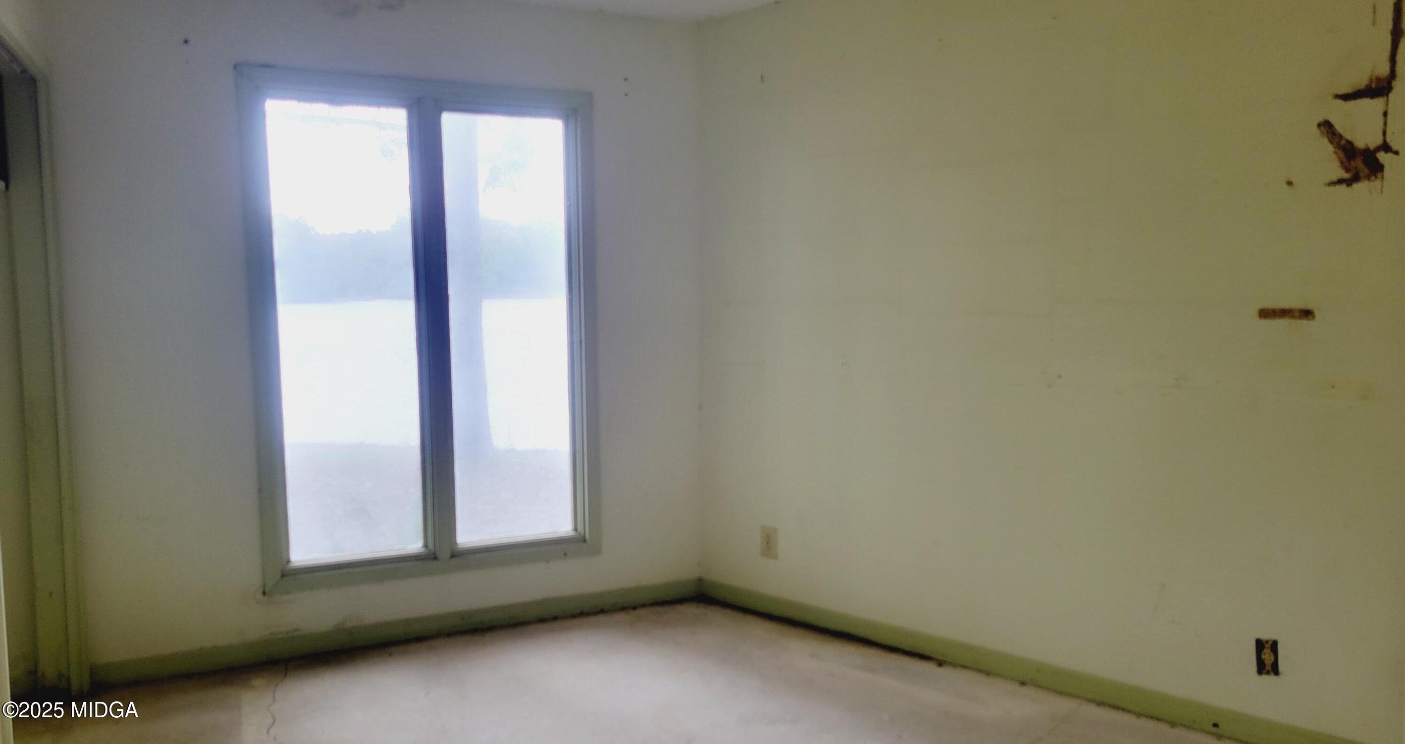 900 South Plantation Parkway Macon, GA 31220 - Photo 53 of 61 an empty room with window