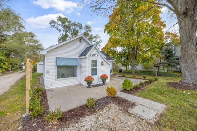 $244,900 | 1208 West Broadway Street, Mount Pleasant, MI 48858