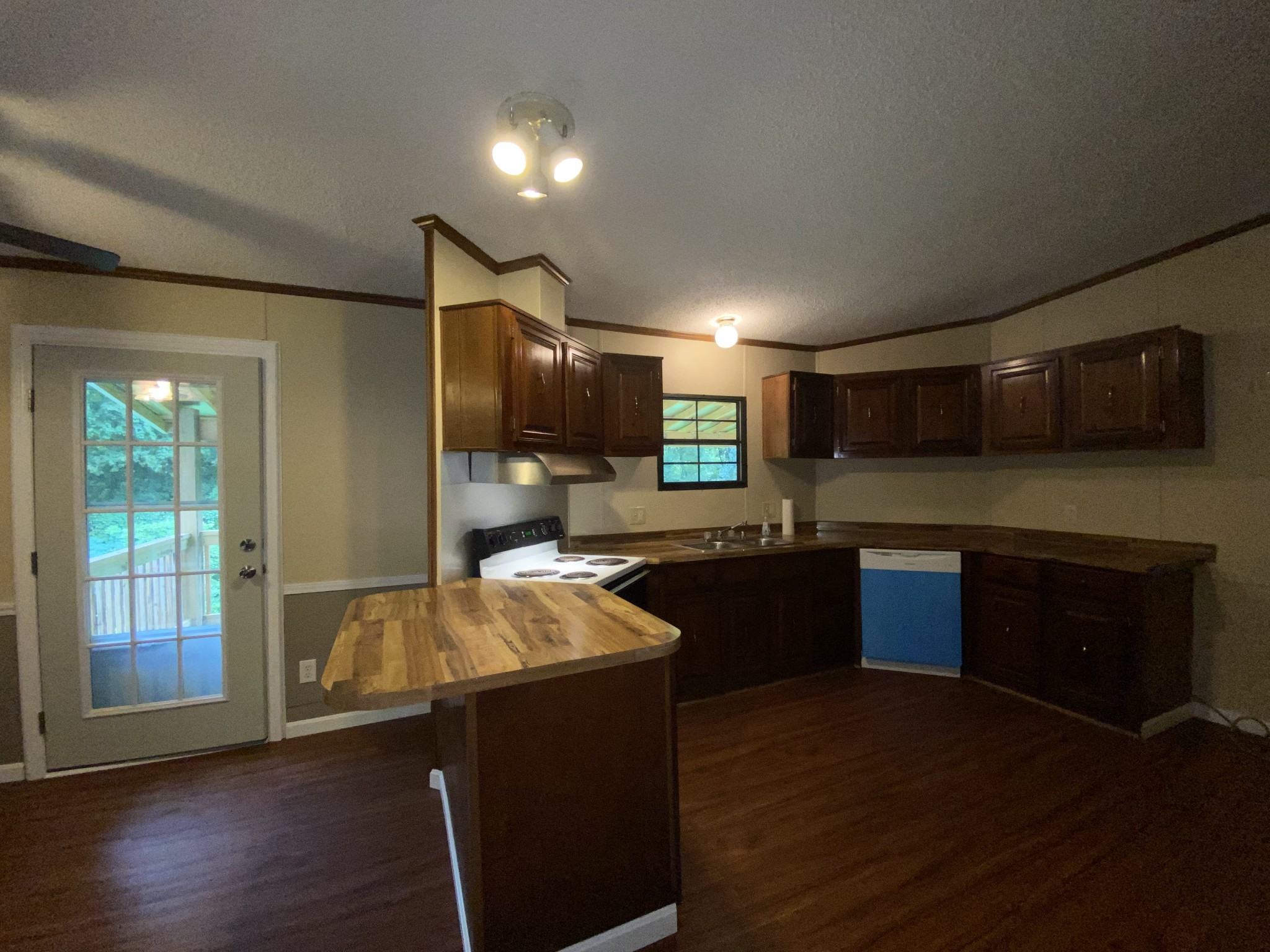 7106 Lake Road Northwest Fairview, TN 37062 - Photo 9 of 20 A NEW Dishwasher was recently installed. The stove/oven also remains.