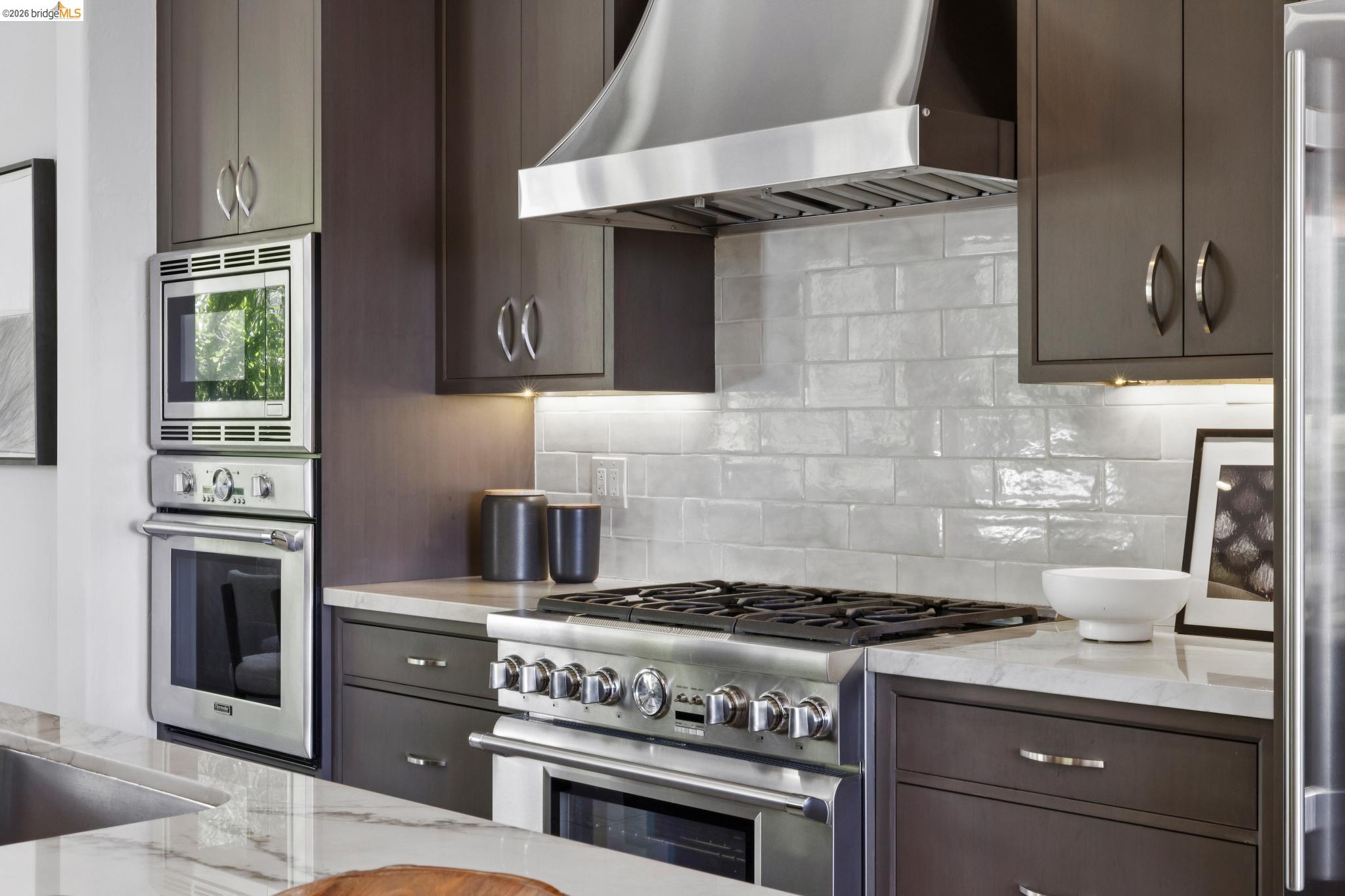 1426 Grand View Drive Berkeley, CA 94705 - Photo 25 of 55 High-end appliances
