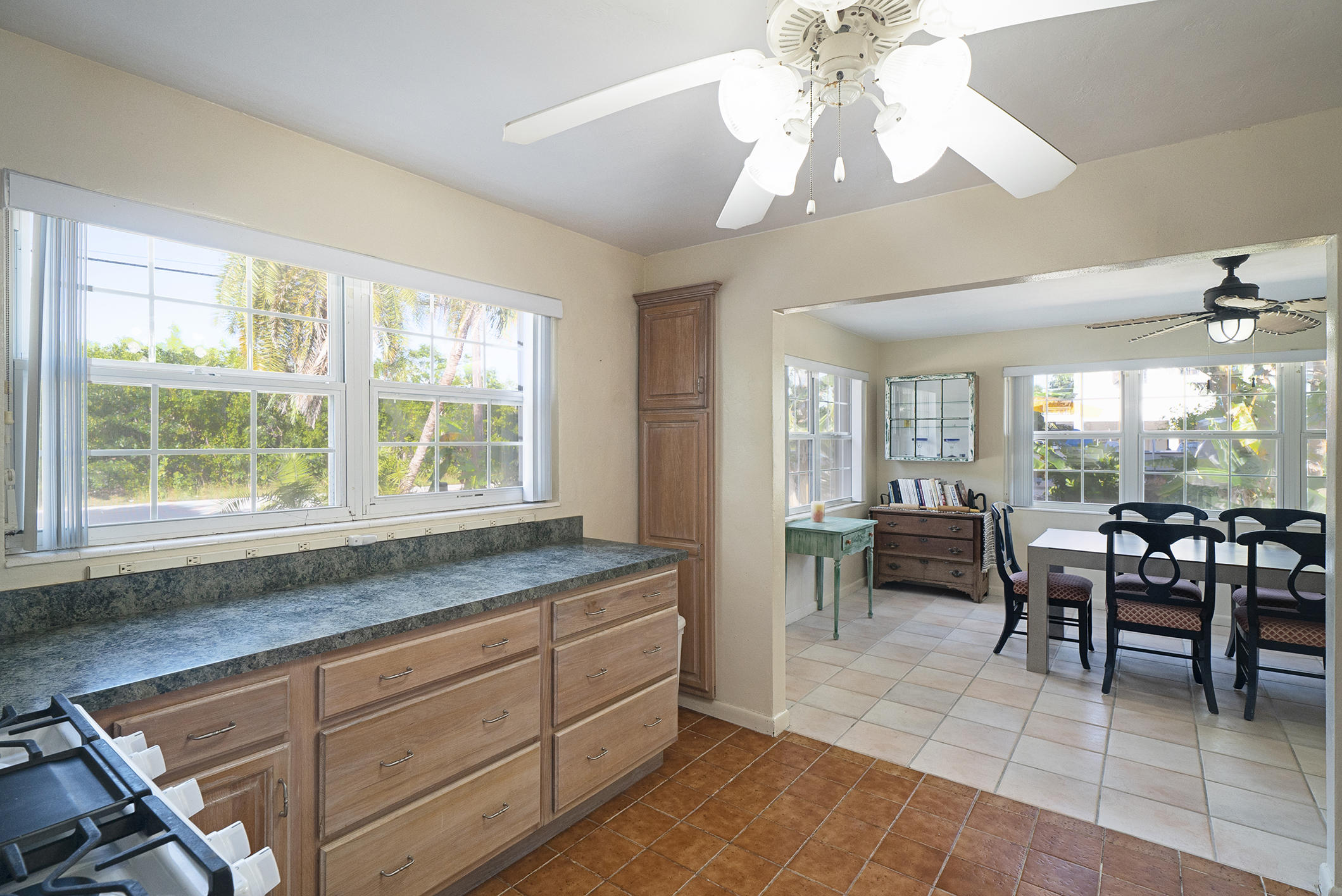 28300 County Road Summerland Key, FL 33042 - Photo 14 of 34 Kitchen, dining area