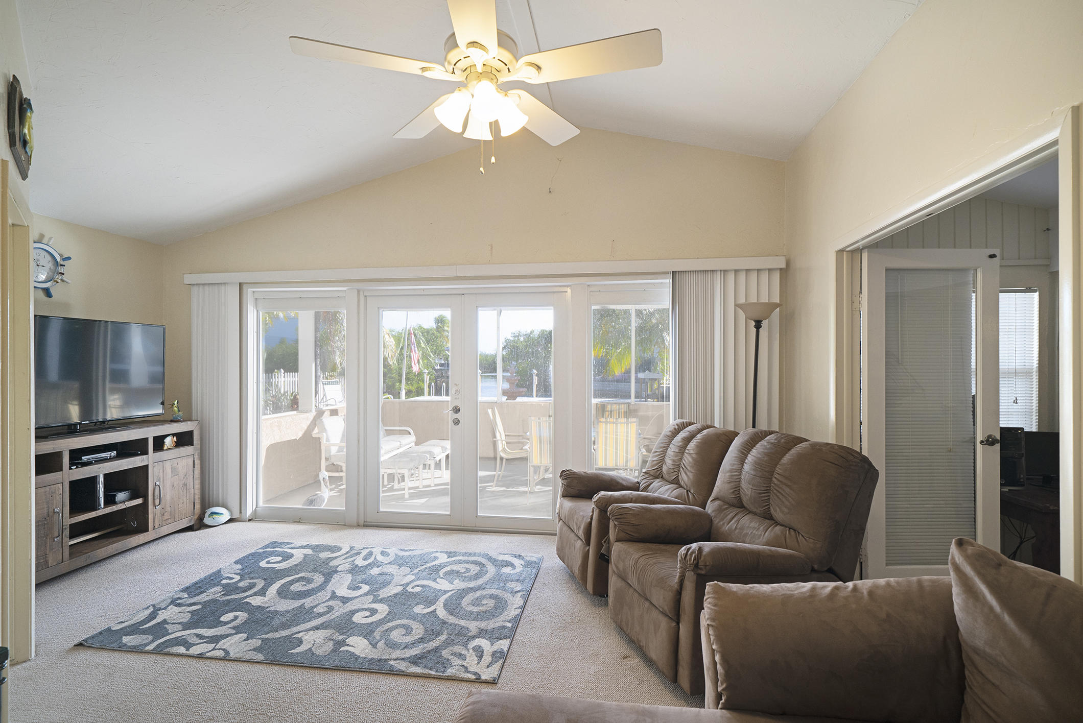 28300 County Road Summerland Key, FL 33042 - Photo 17 of 34 Living room 1