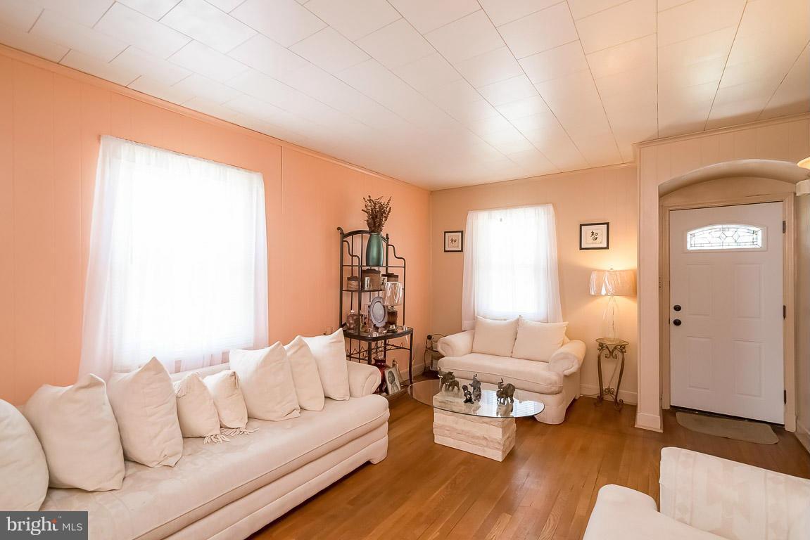 3932 Bareva Road Baltimore, MD 21215 - Photo 4 of 26 Living Room