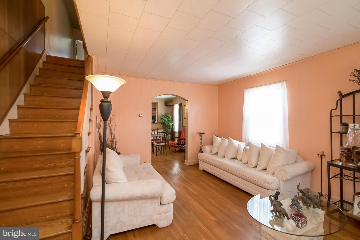 3932 Bareva Road Baltimore, MD 21215 - Photo 5 of 26 Living Room