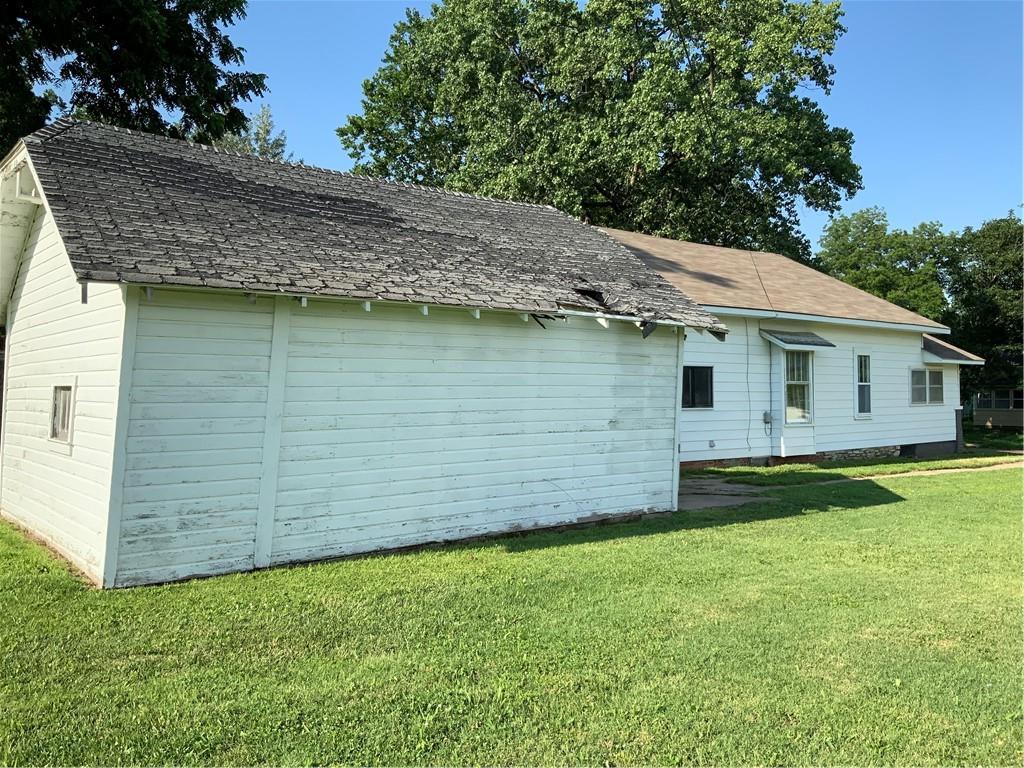 816 North Sycamore Road Iola, KS 66749 - Photo 7 of 42