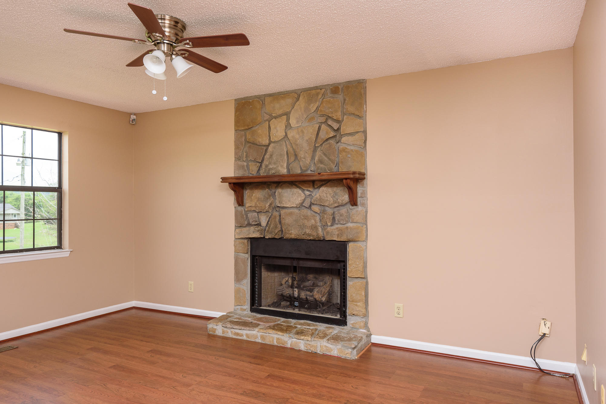 281 Waddell Road Cleveland, TN 37311 - Photo 7 of 37 living_2