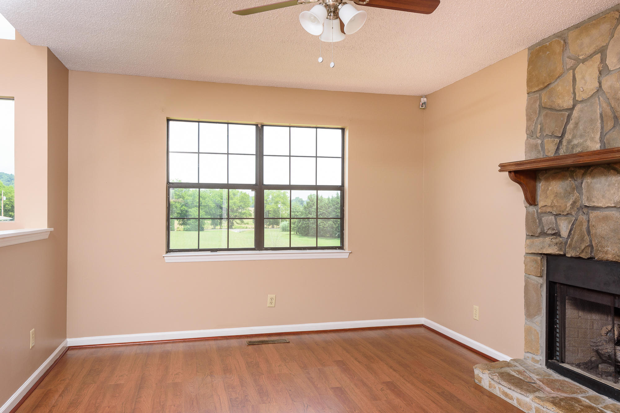 281 Waddell Road Cleveland, TN 37311 - Photo 8 of 37 living_1