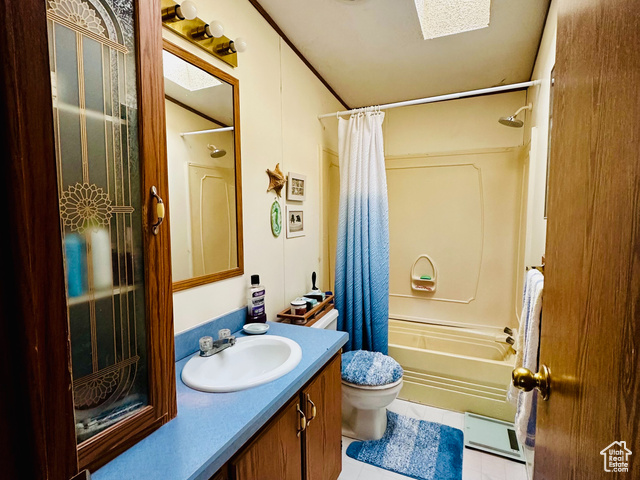82 Powell Drive, Unit 77 Boulder, UT 84716 - Photo 9 of 16 Bathroom with vanity, shower / tub combo and a skylight