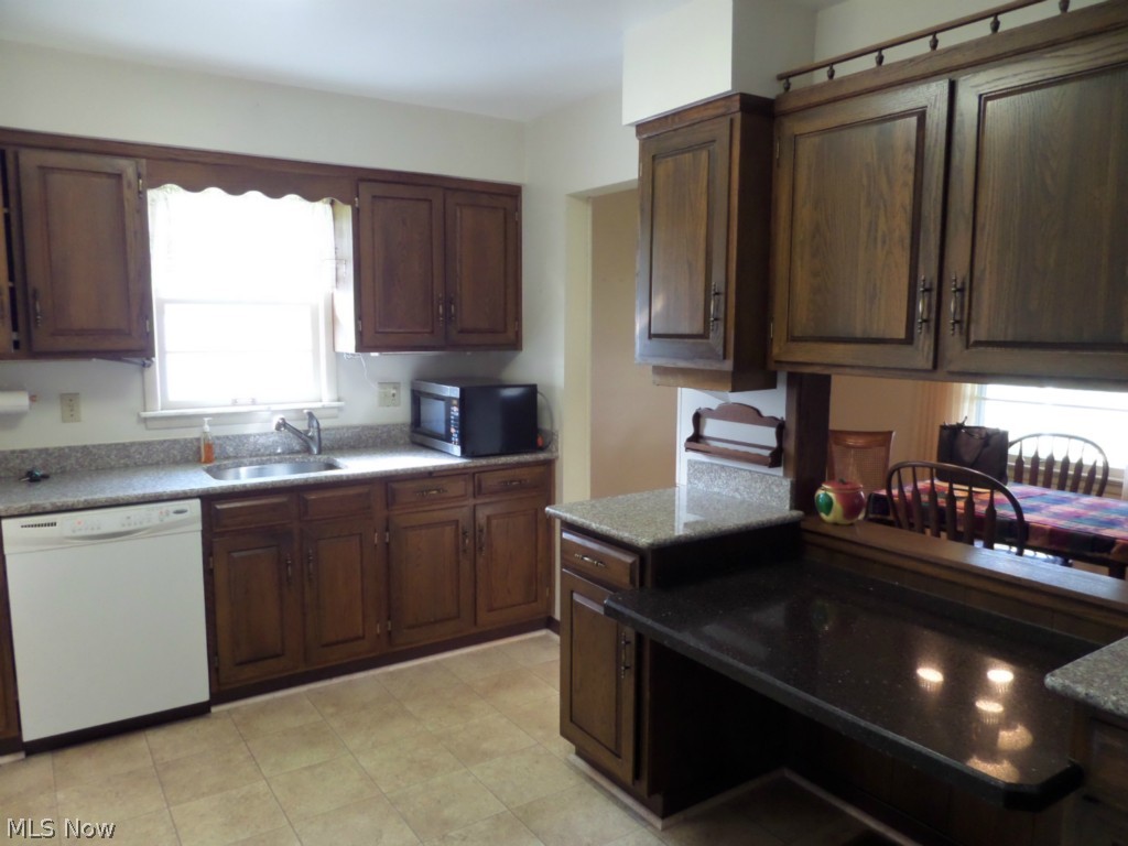 1581 Lander Road Cleveland, OH 44124 - Photo 3 of 25