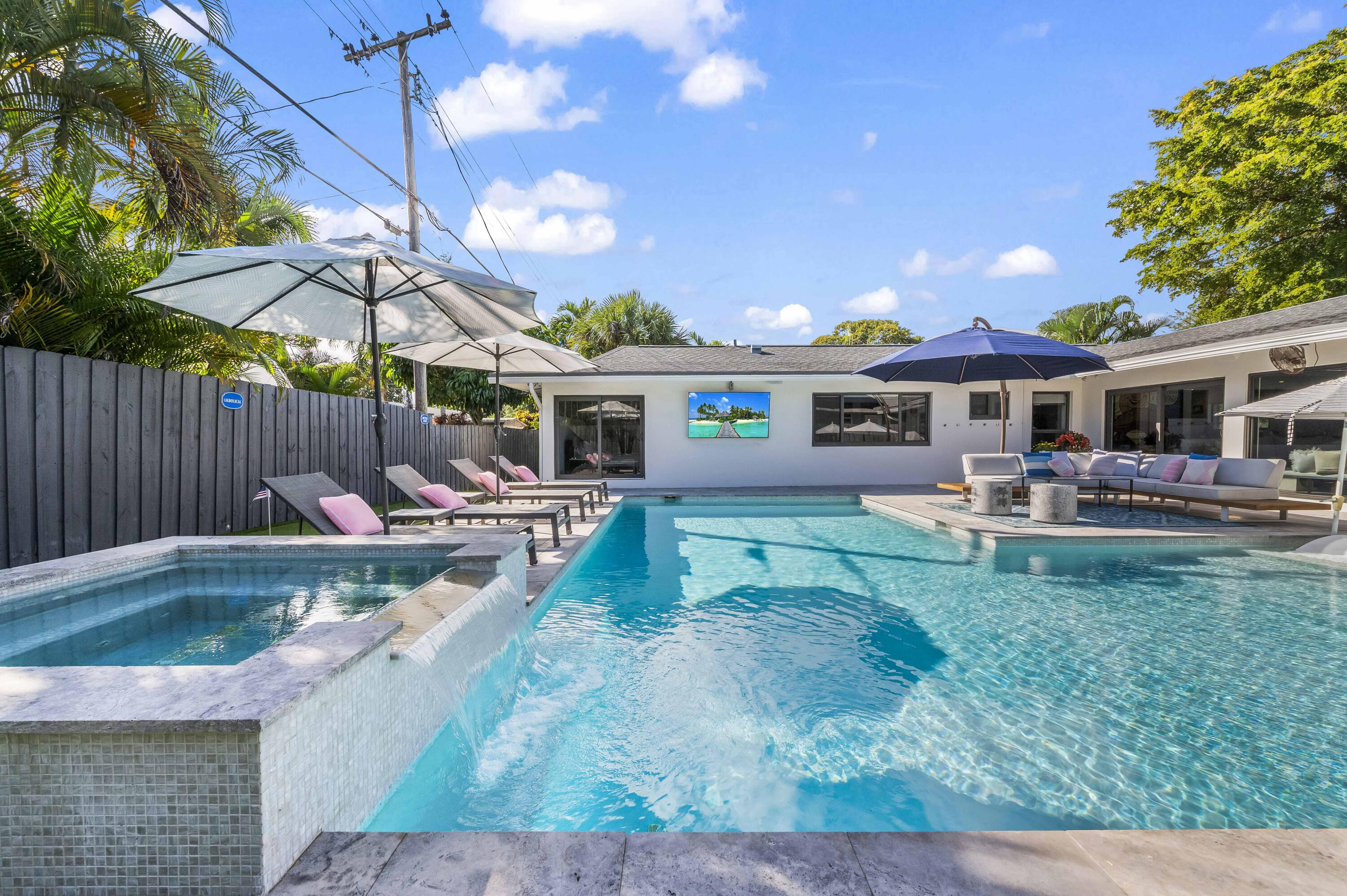 518 Southwest 28th Avenue Boynton Beach, FL 33435 - Photo 39 of 55 37 Swimming Pool 08