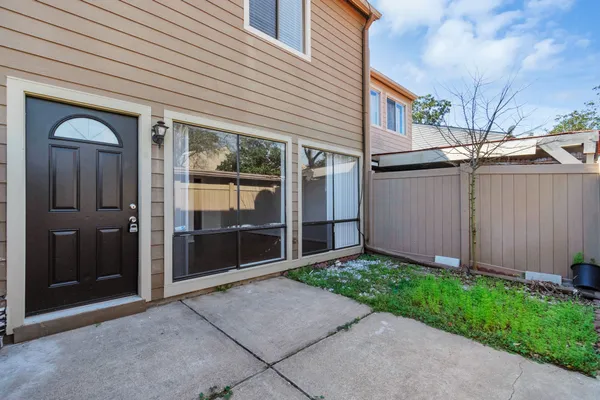 a view of a backyard