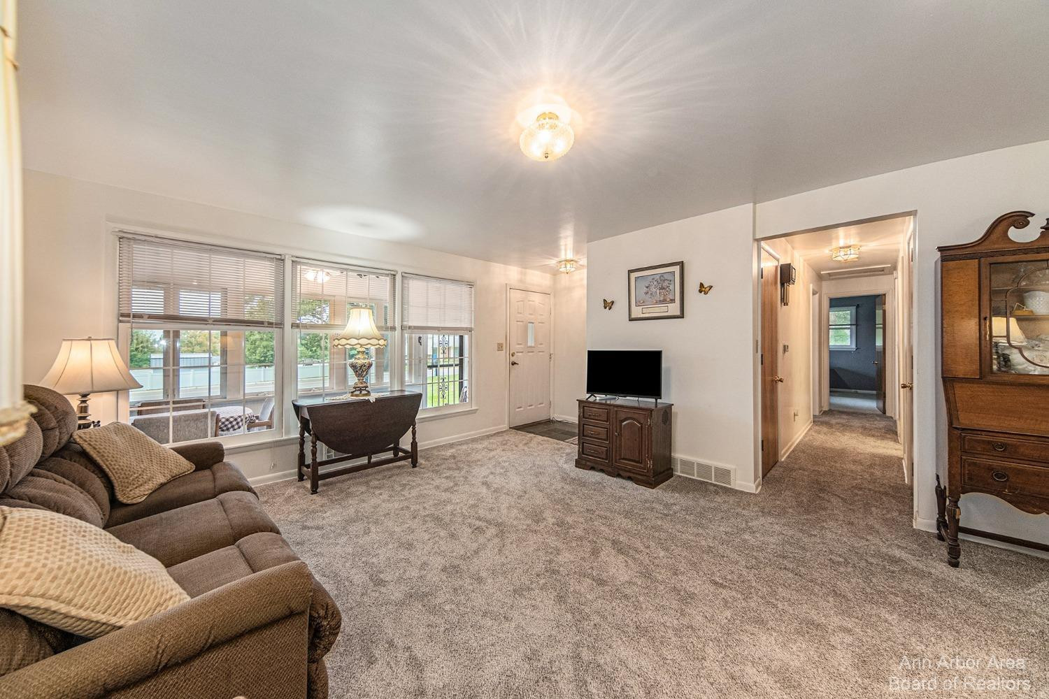 601 Robinson Road Jackson, MI 49203 - Photo 4 of 22 Photo 4