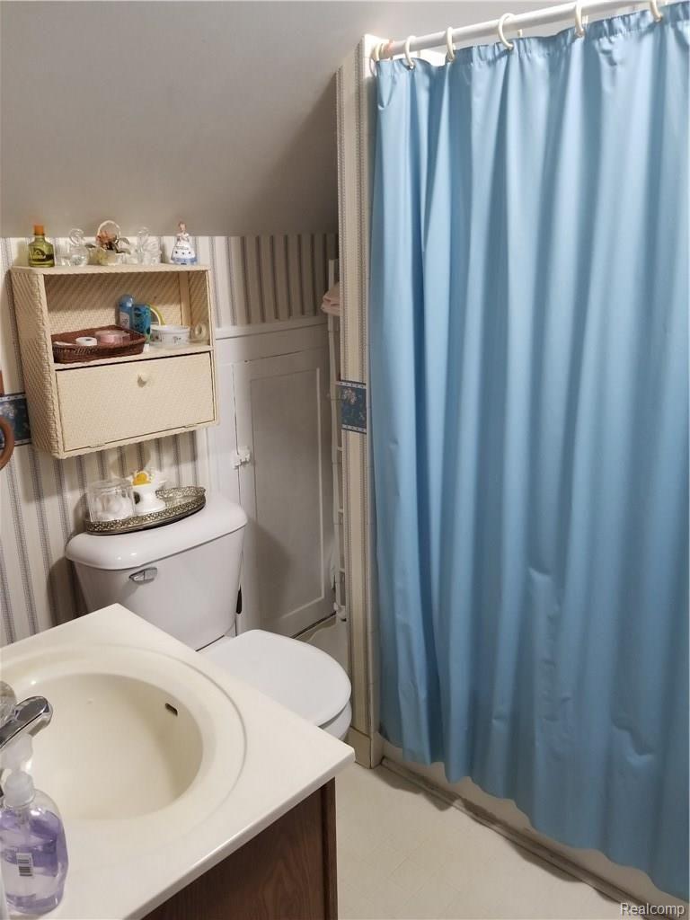 509 Isbell Street Howell, MI 48843 - Photo 21 of 29 main bath.jpg