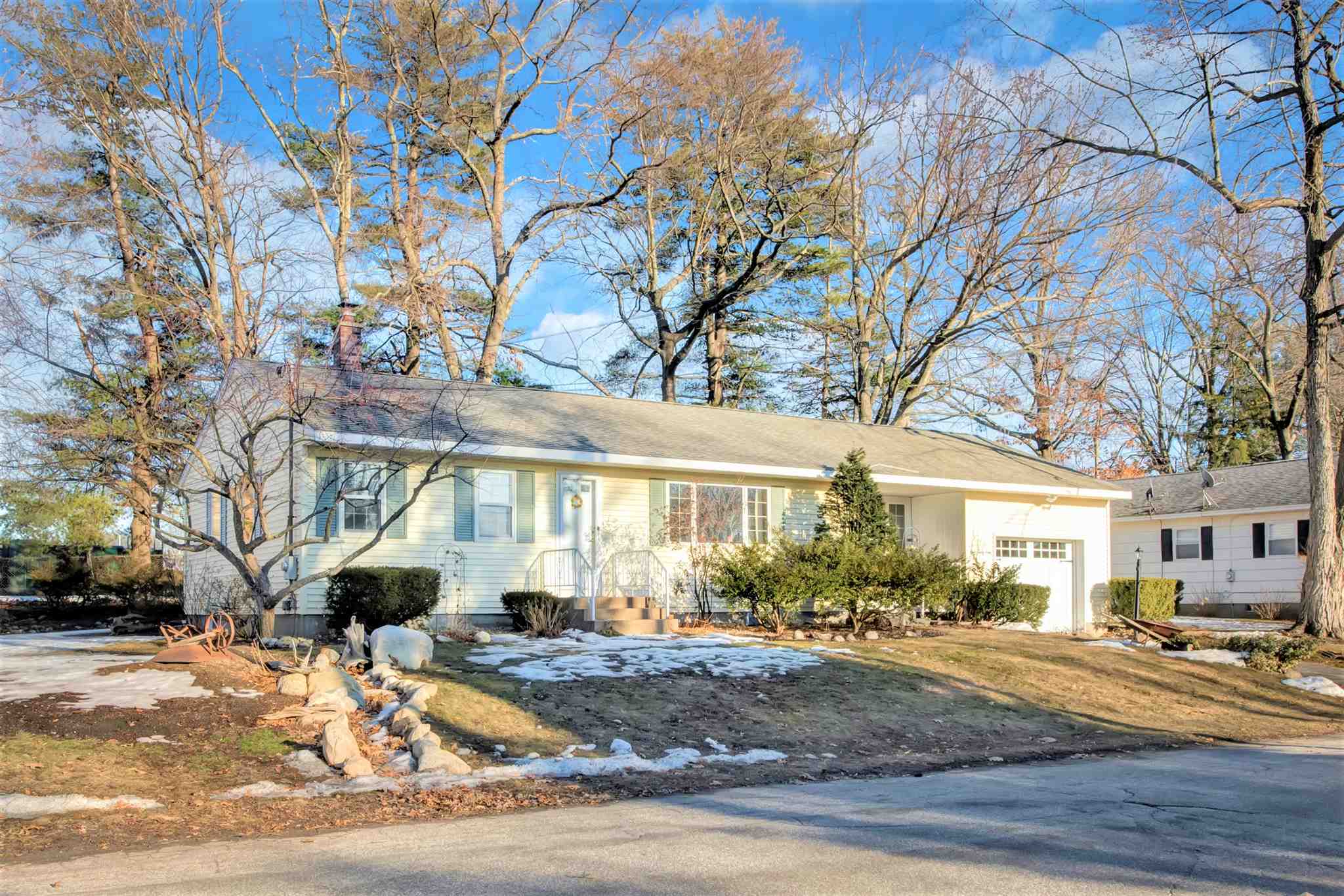 141 Hillhaven Road Manchester, NH 03104 - Photo 3 of 22 Gallery Image 3