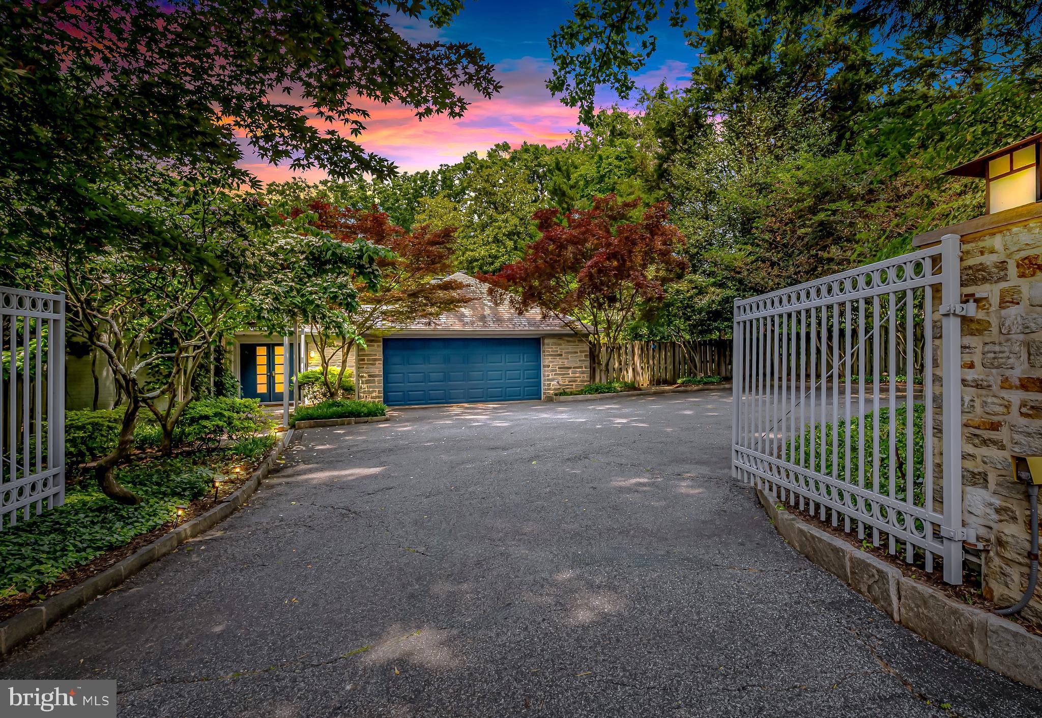 a view of a entrance and a yard