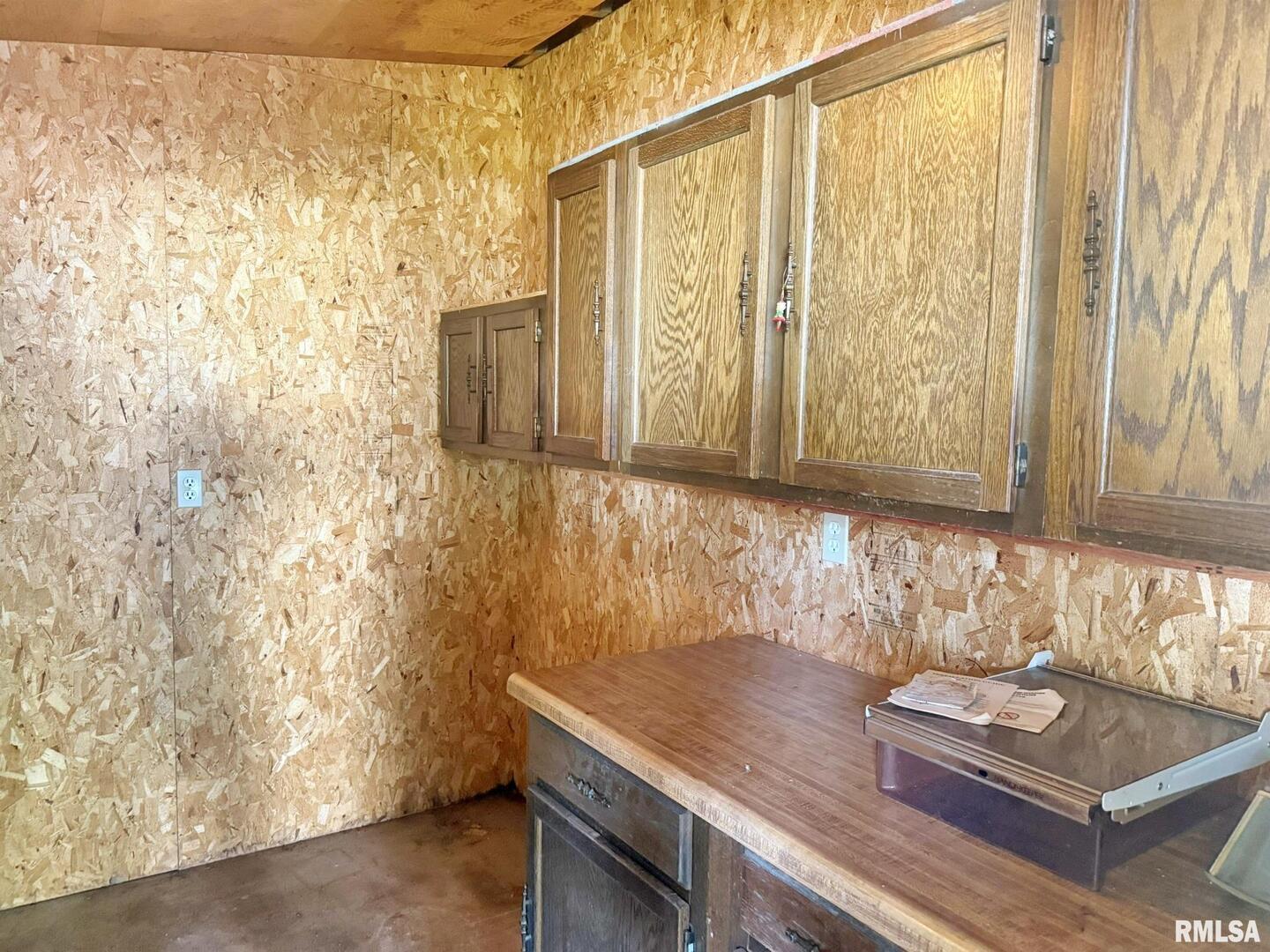 24 Adkins Street Metropolis, IL 62960 - Photo 23 of 23 a room with a couch and a window