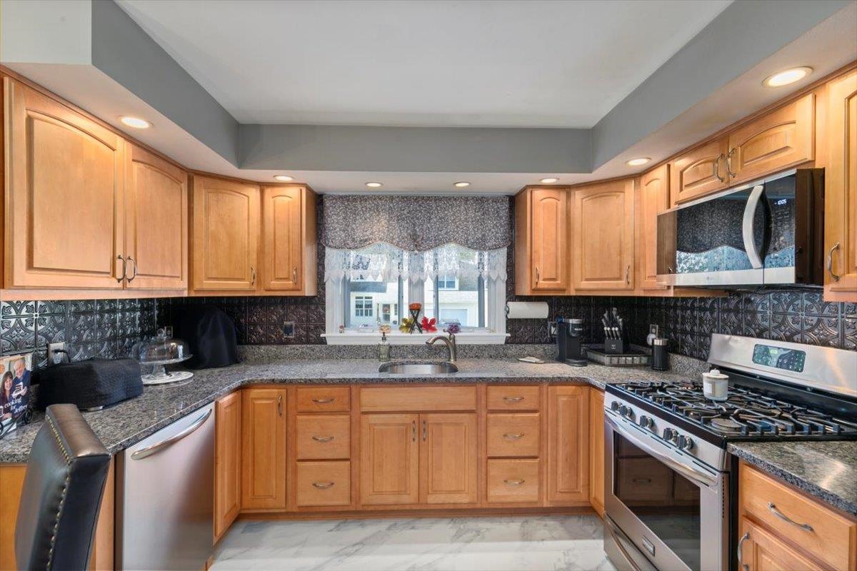 18 Snug Harbor Lane Atkinson, NH 03811 - Photo 6 of 44